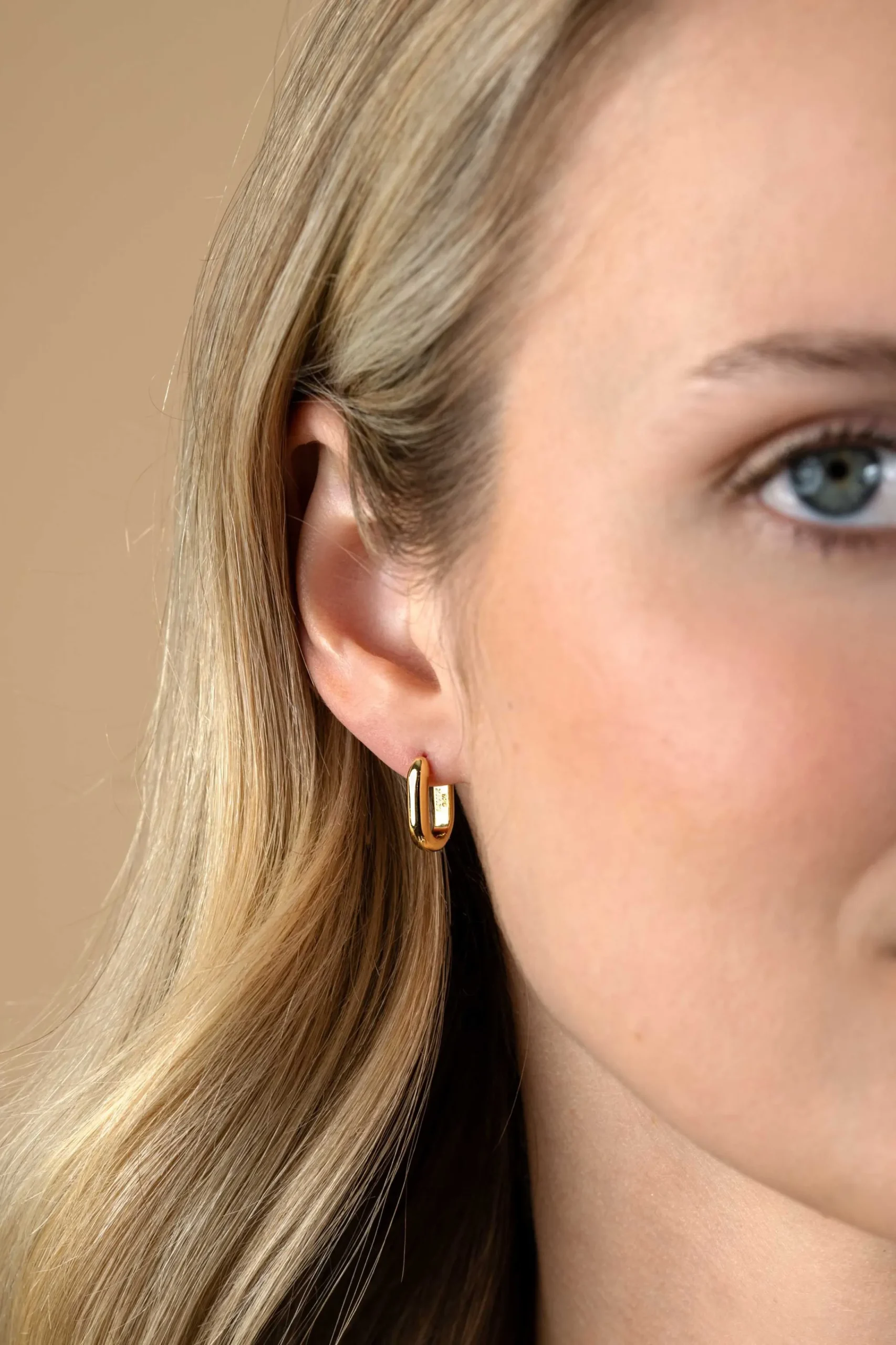 Zinzi 14,5mm gold plated zilveren oorringen in ovale vorm met ronde buis 3mm breed ZIO2603G