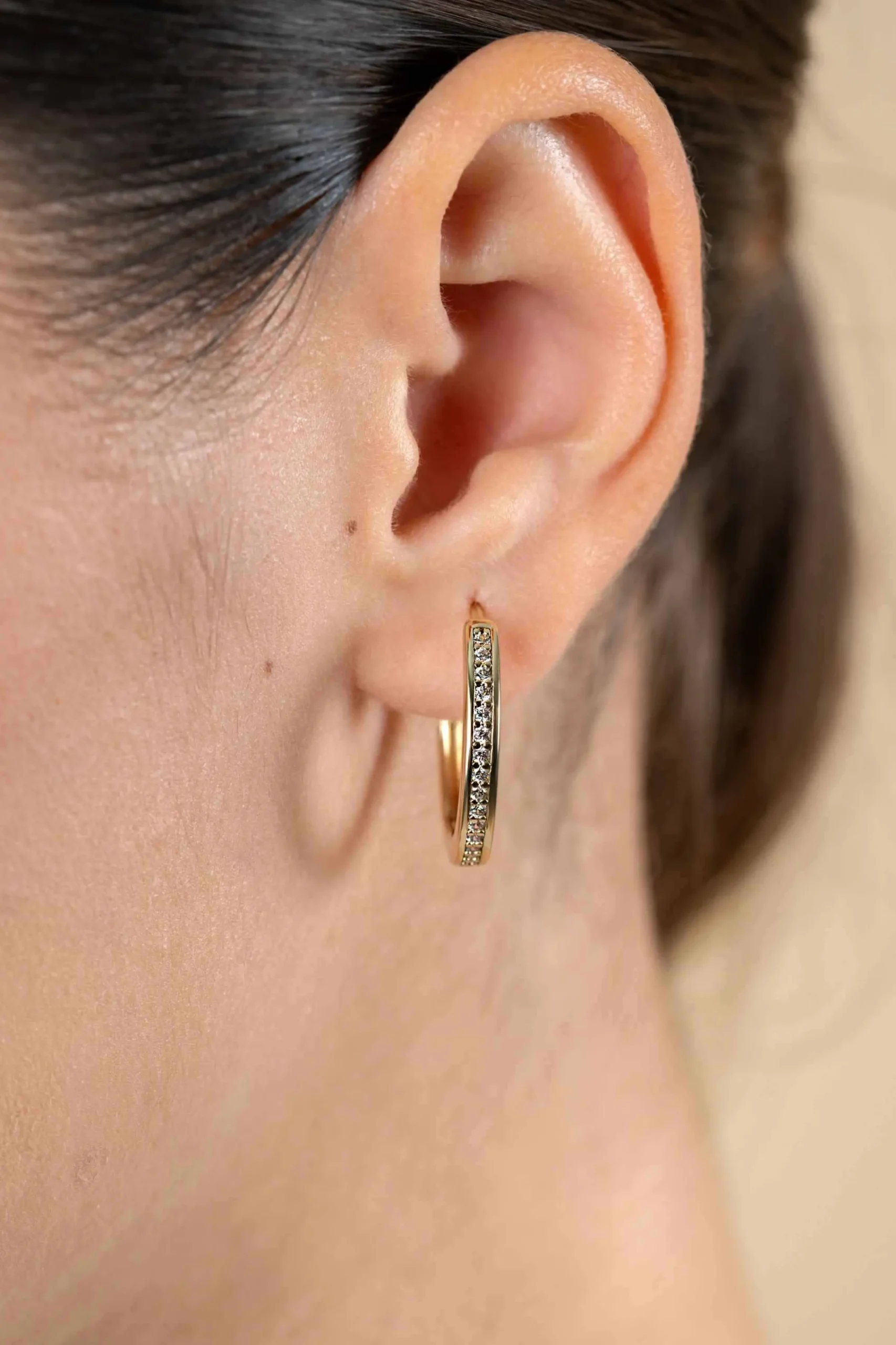 Online Zinzi 24mm gold plated zilveren oorringen met witte zirconia's en luxe klapsluiting, buisdikte 3mm ZIO192Y