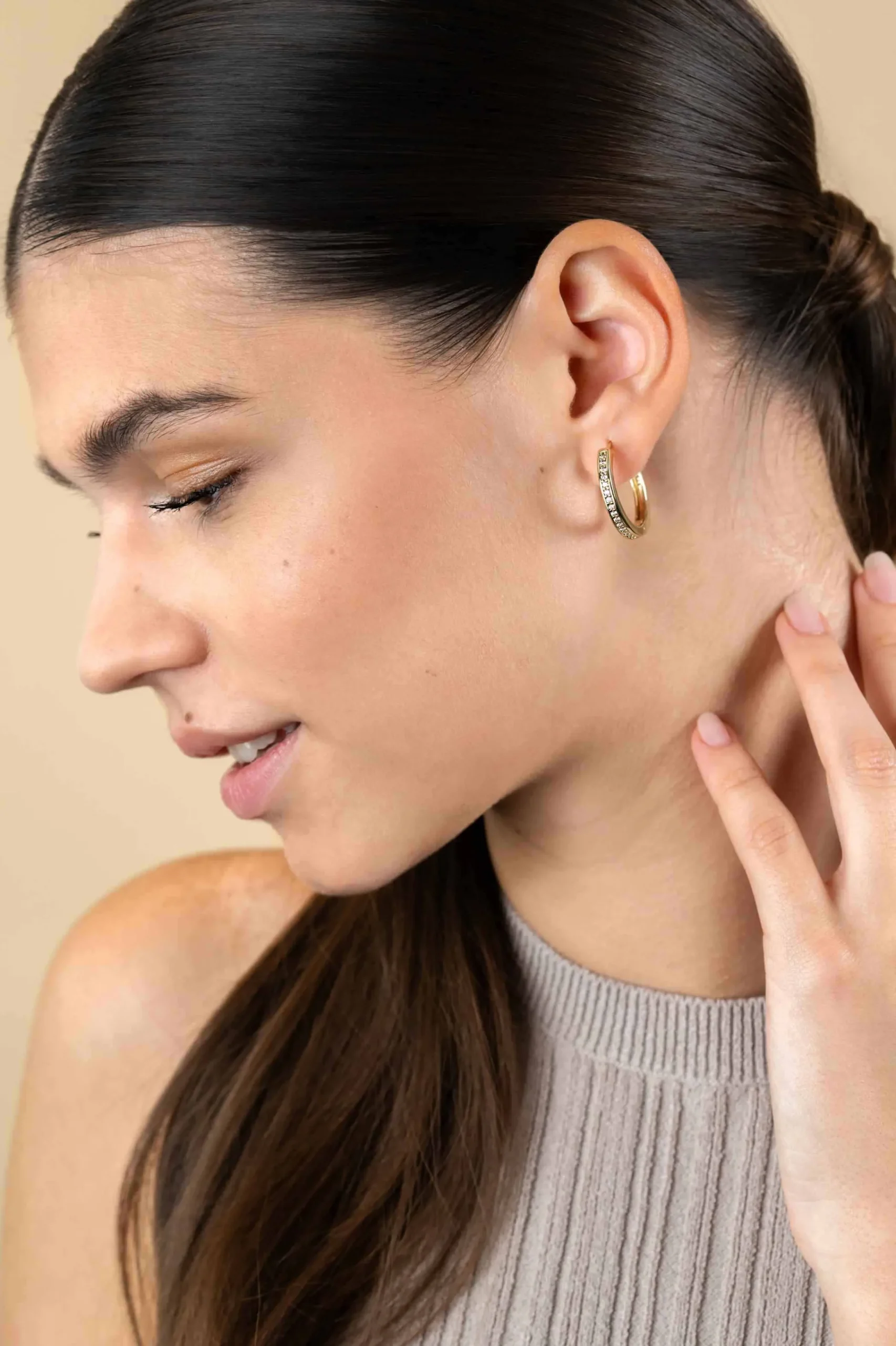 Online Zinzi 24mm gold plated zilveren oorringen met witte zirconia's en luxe klapsluiting, buisdikte 3mm ZIO192Y