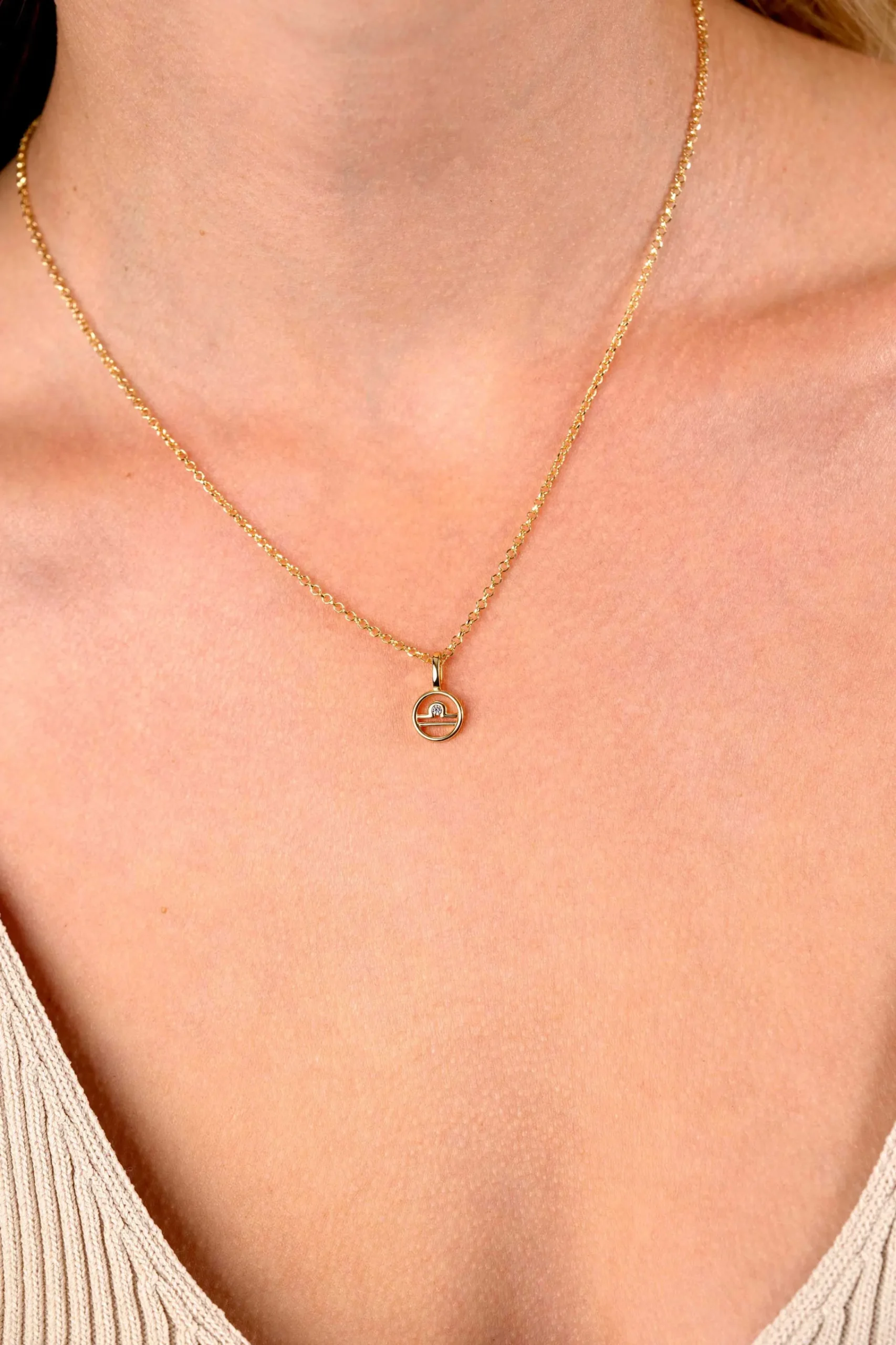 Outlet Zinzi 9mm gold plated zilveren Weegschaal sterrenbeeldhanger bezet met witte zirconia ZIHY-WEE (zonder collier)