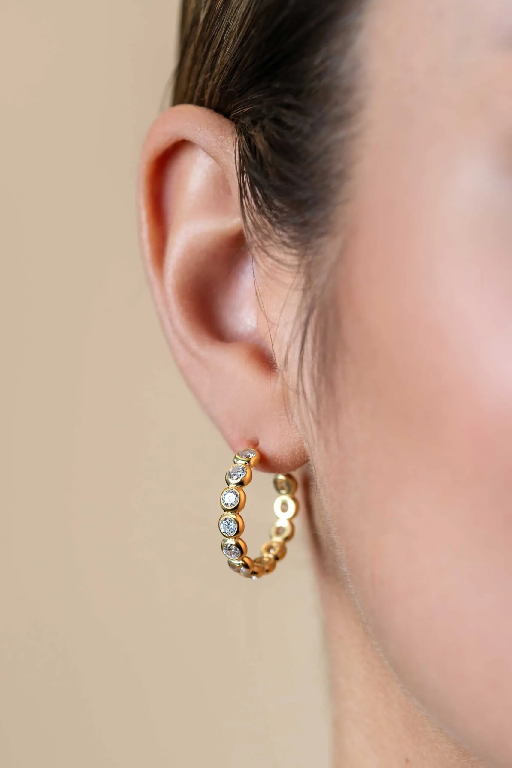 Sale Zinzi 21mm gold plated zilveren halve oorringen 4mm buisdikte, bezet met 12 witte zirconia's en met vlindersluiting ZIO2573Y