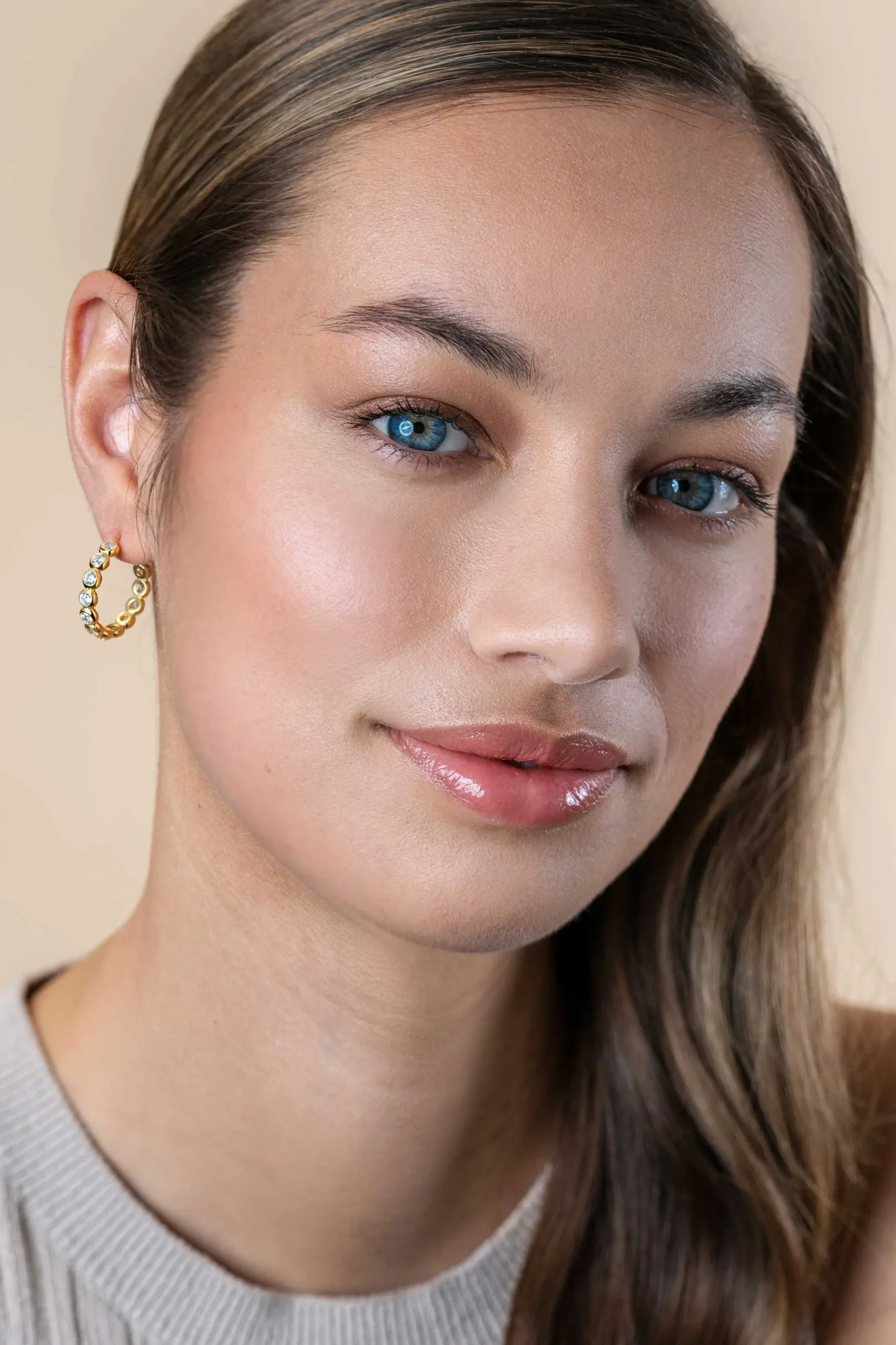 Sale Zinzi 21mm gold plated zilveren halve oorringen 4mm buisdikte, bezet met 12 witte zirconia's en met vlindersluiting ZIO2573Y