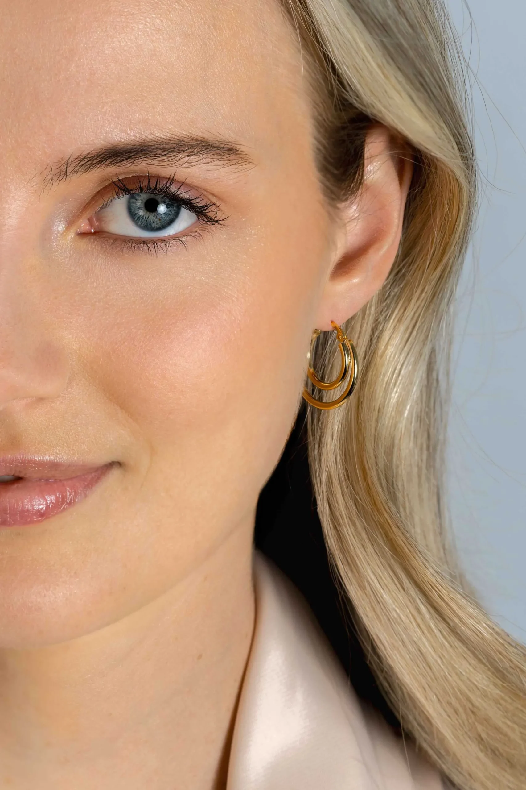 Outlet Zinzi 23mm gold plated zilveren oorringen met een dubbele oorring in het midden. Een trendy multi-look uitstraling ZIO2483G