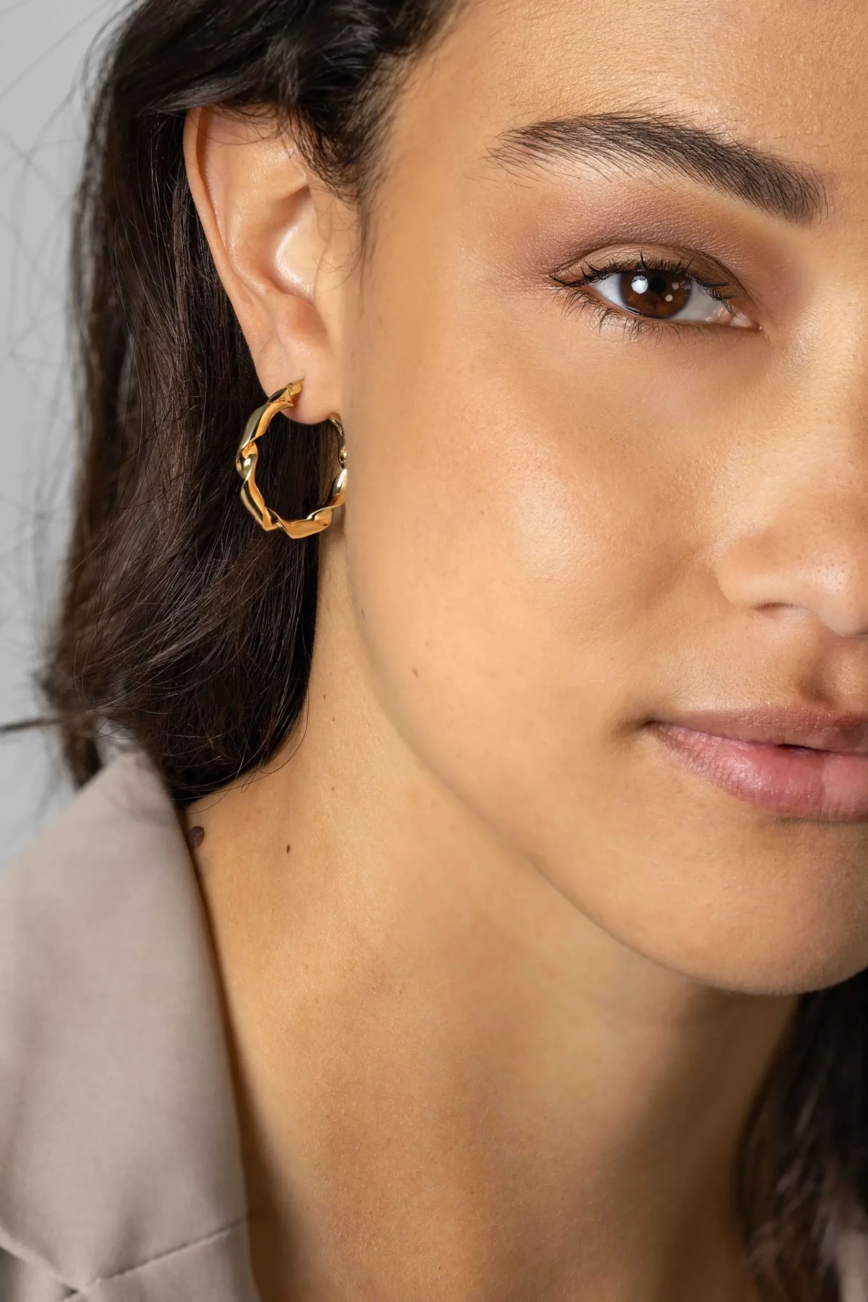 Discount Zinzi 28mm gold plated zilveren oorringen met trendy gedraaide buis 28x3mm ZIO2406G