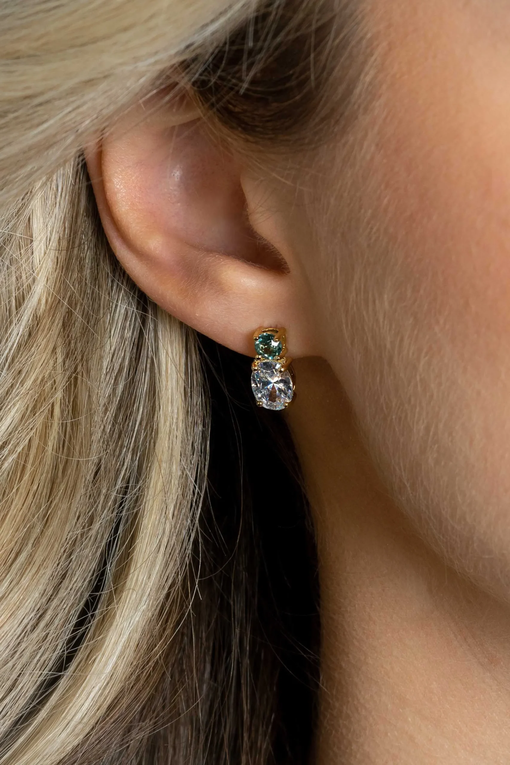 Best Zinzi 12mm gold plated zilveren oorstekers, bezet met een kleine ronde blauwe kleursteen en ovale witte zirconia ZIO2438