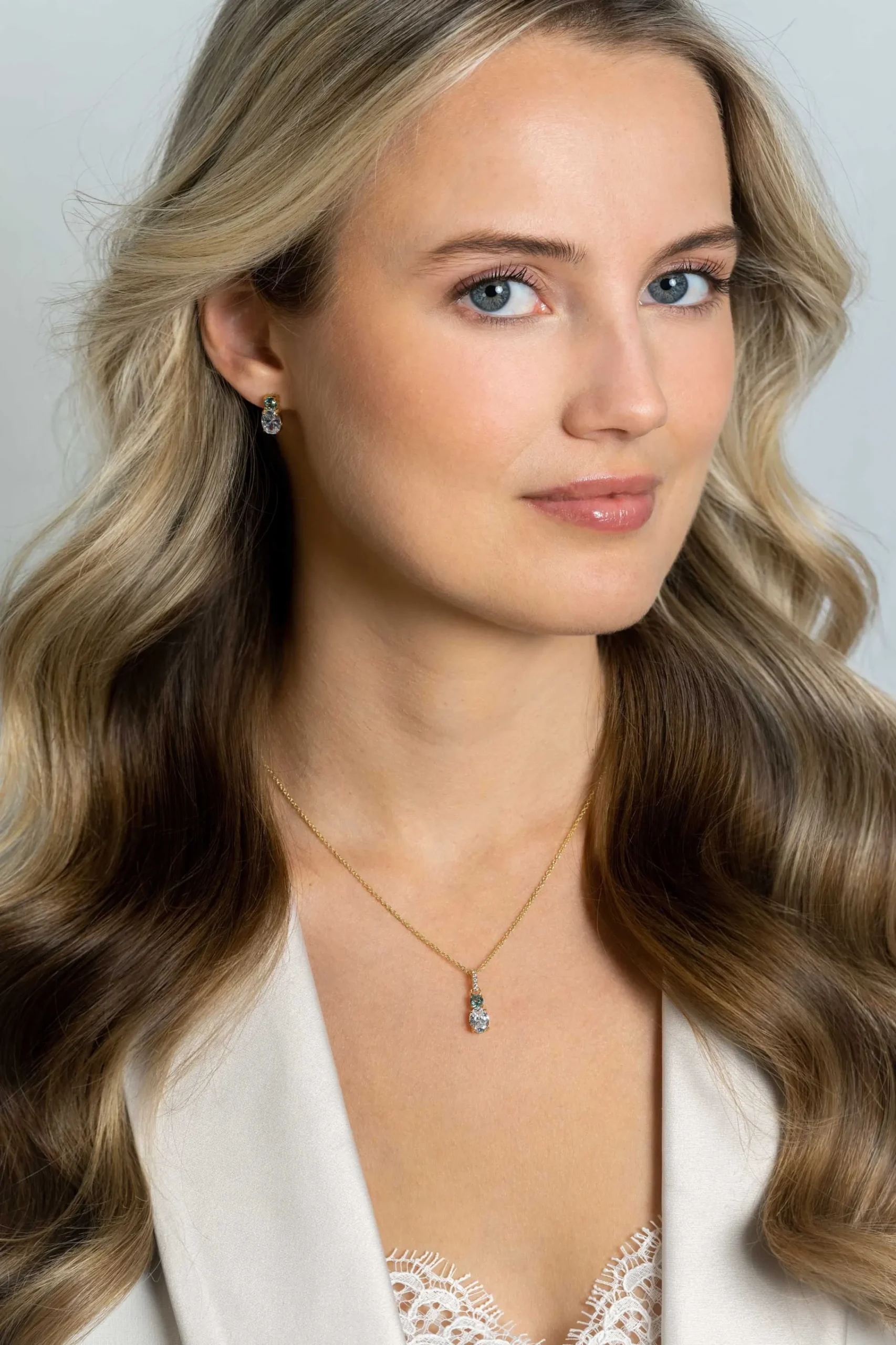Best Zinzi 12mm gold plated zilveren oorstekers, bezet met een kleine ronde blauwe kleursteen en ovale witte zirconia ZIO2438