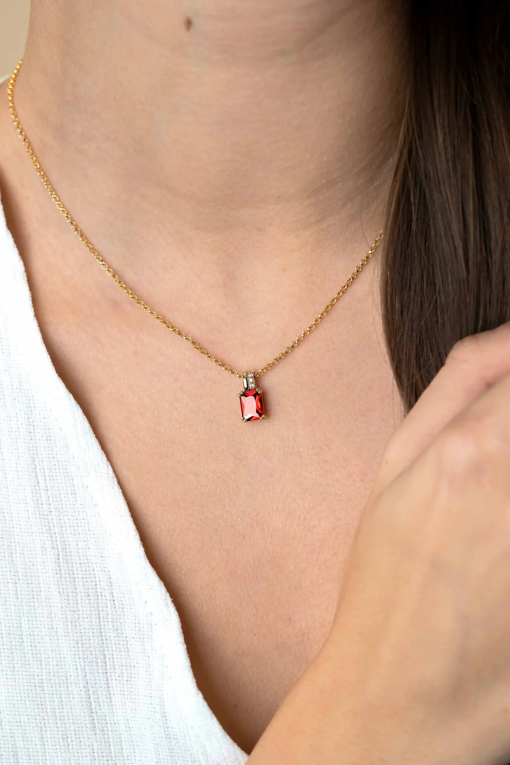 Online Zinzi 14mm gold plated zilveren hanger met rechthoekige rood granaat kleursteen en luxe hangoog ZIH2392R (zonder collier)