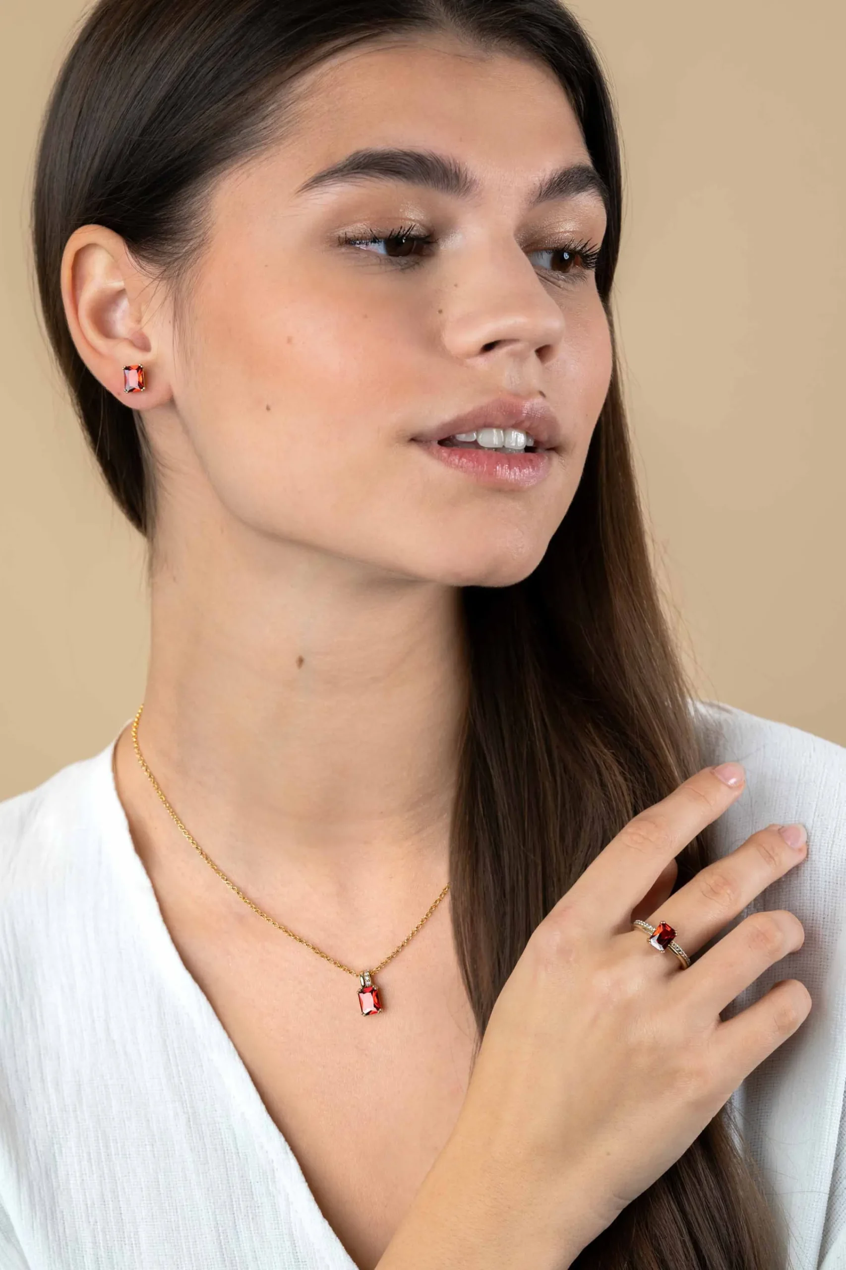 Online Zinzi 14mm gold plated zilveren hanger met rechthoekige rood granaat kleursteen en luxe hangoog ZIH2392R (zonder collier)