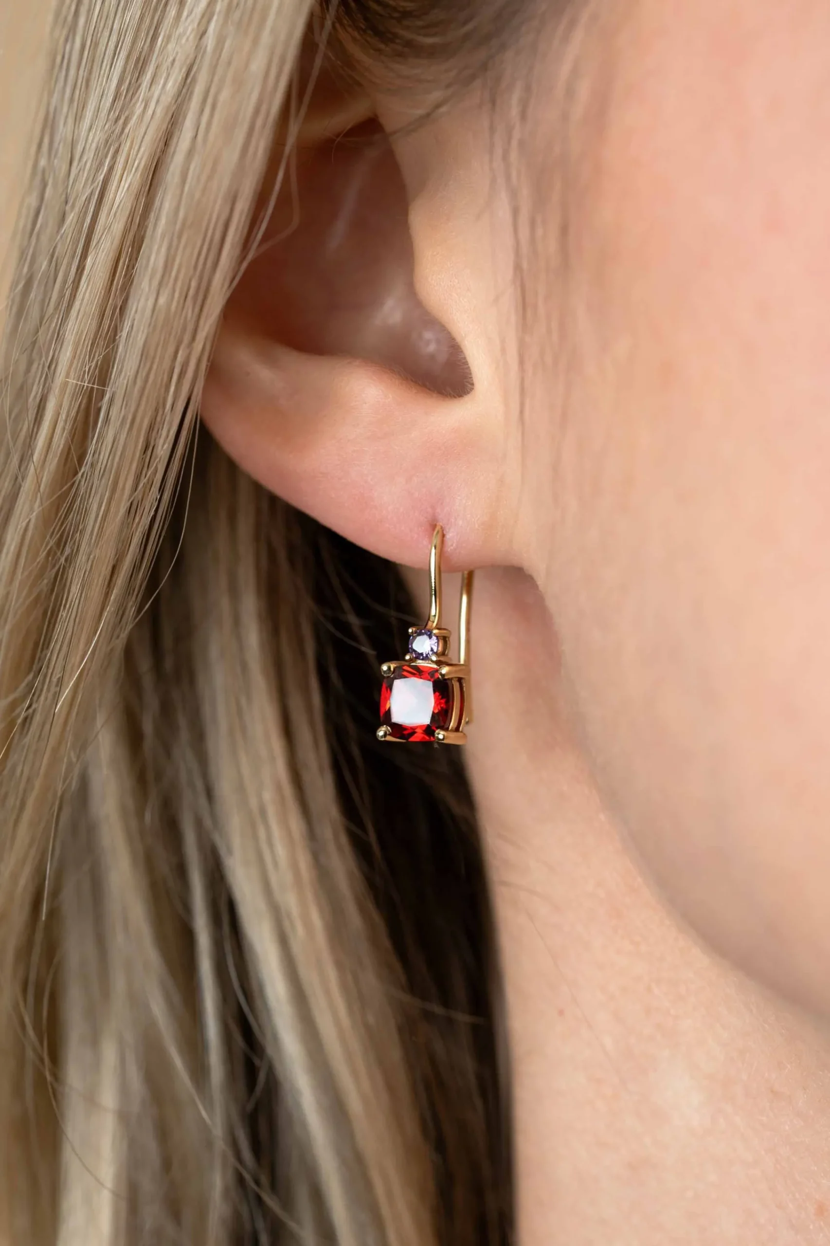 Clearance Zinzi 19mm gold plated zilveren oorhangers met vierpootszettingen rood granaat en paarse kleurstenen ZIO2563H