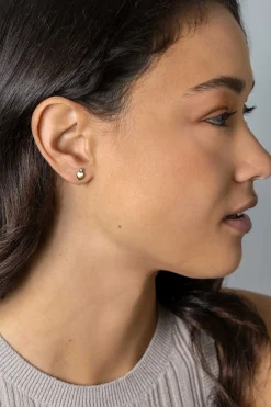 Best Zinzi 8mm zilveren bicolor oorknoppen met een glanzend goudkleurig hart en witte zirconia ZIO2436