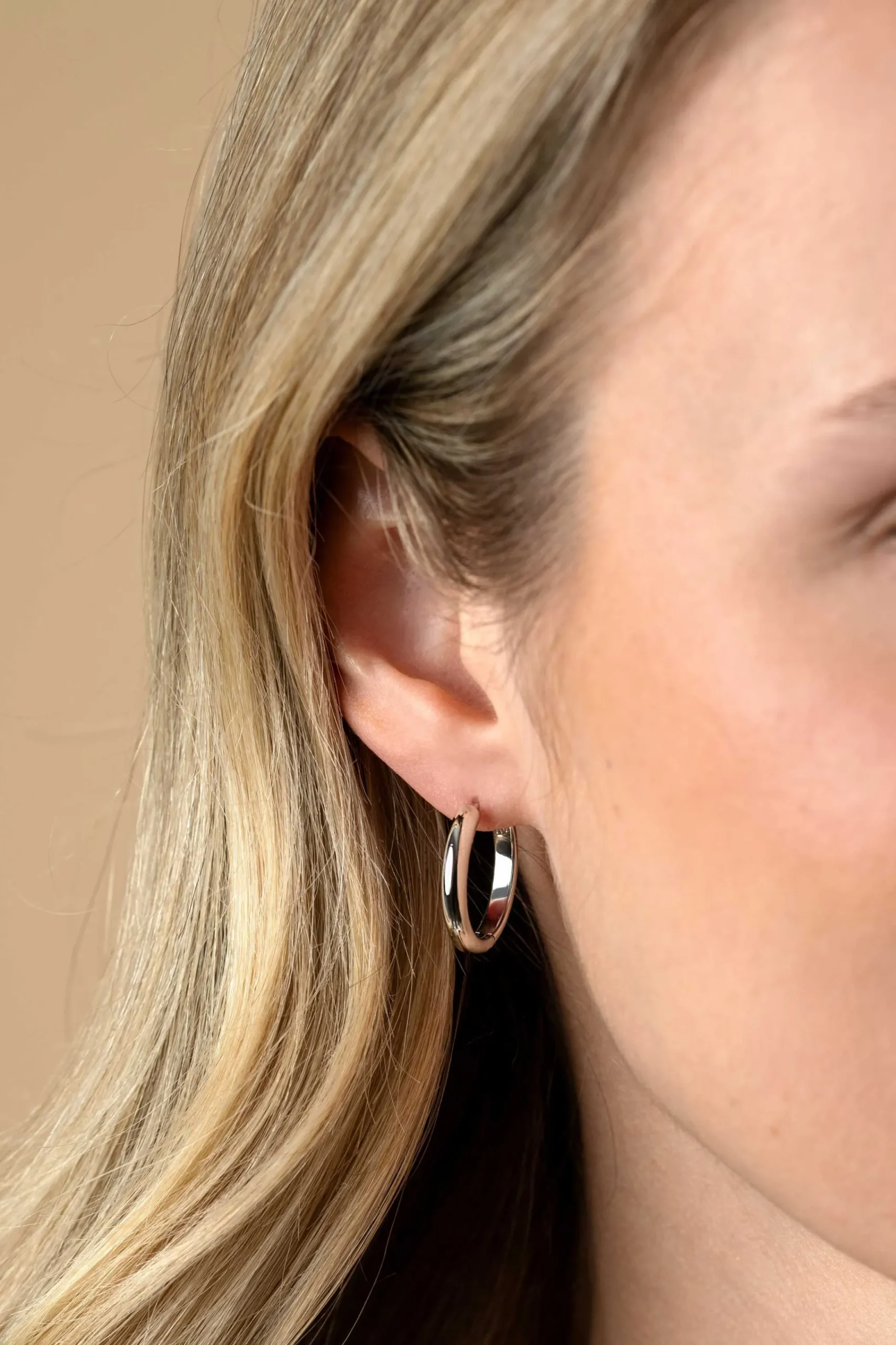 Clearance Zinzi 20mm zilveren gladde oorringen met ronde buis 3mm met luxe klapsluiting ZIO2602