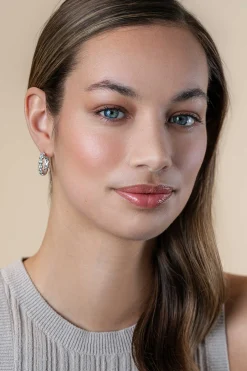 Best Zinzi 21mm zilveren halve oorringen 4mm buisdikte, bezet met 12 witte zirconia's en met vlindersluiting ZIO2573