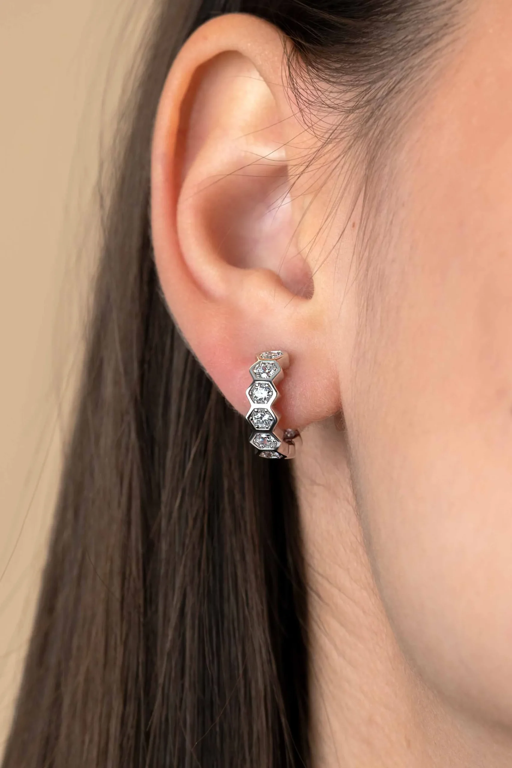 Zinzi 15mm zilveren luxe oorringen met zeshoeksvormen bezet met witte zirconia's en klapsluiting ZIO2543