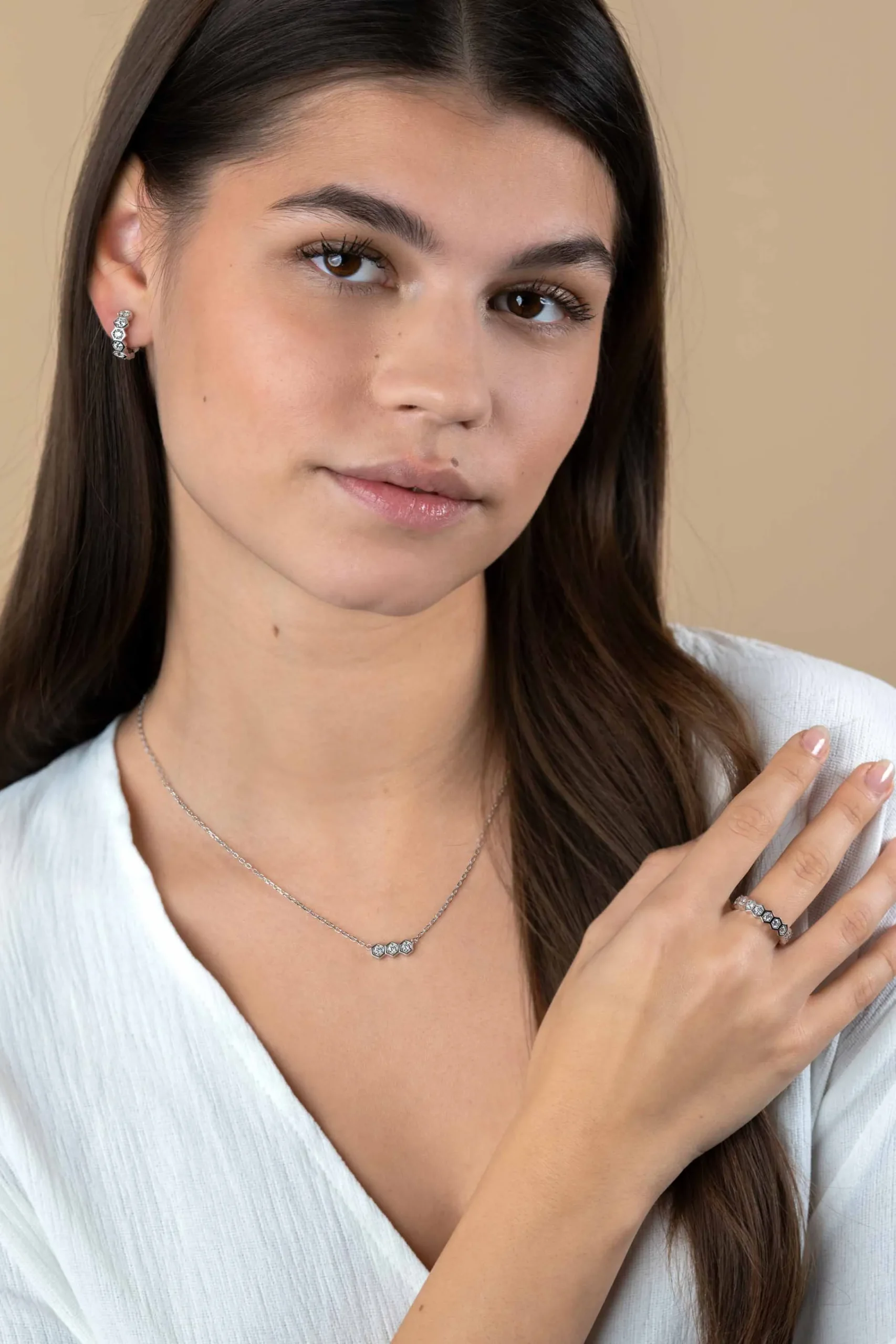 Zinzi 15mm zilveren luxe oorringen met zeshoeksvormen bezet met witte zirconia's en klapsluiting ZIO2543