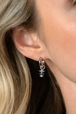 Best Zinzi 13mm zilveren oorbedels met drie peervormige zettingen in aflopende grootte, bezet met blauwe en witte kleurstenen ZICH2631B (zonder oorringen)