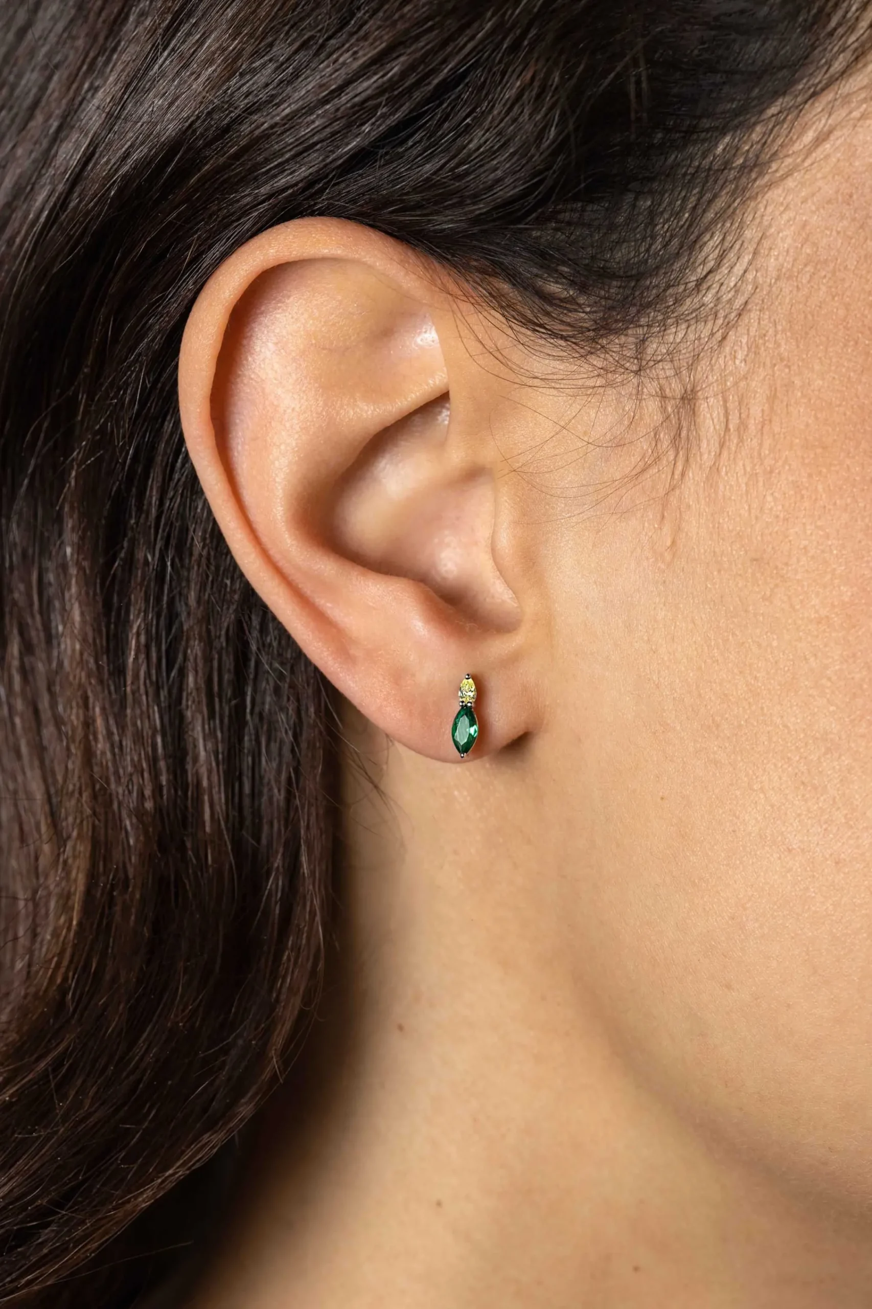 Hot Zinzi 10mm zilveren oorknopjes bezet met ovale zirconia's in groen geel ZIO2499