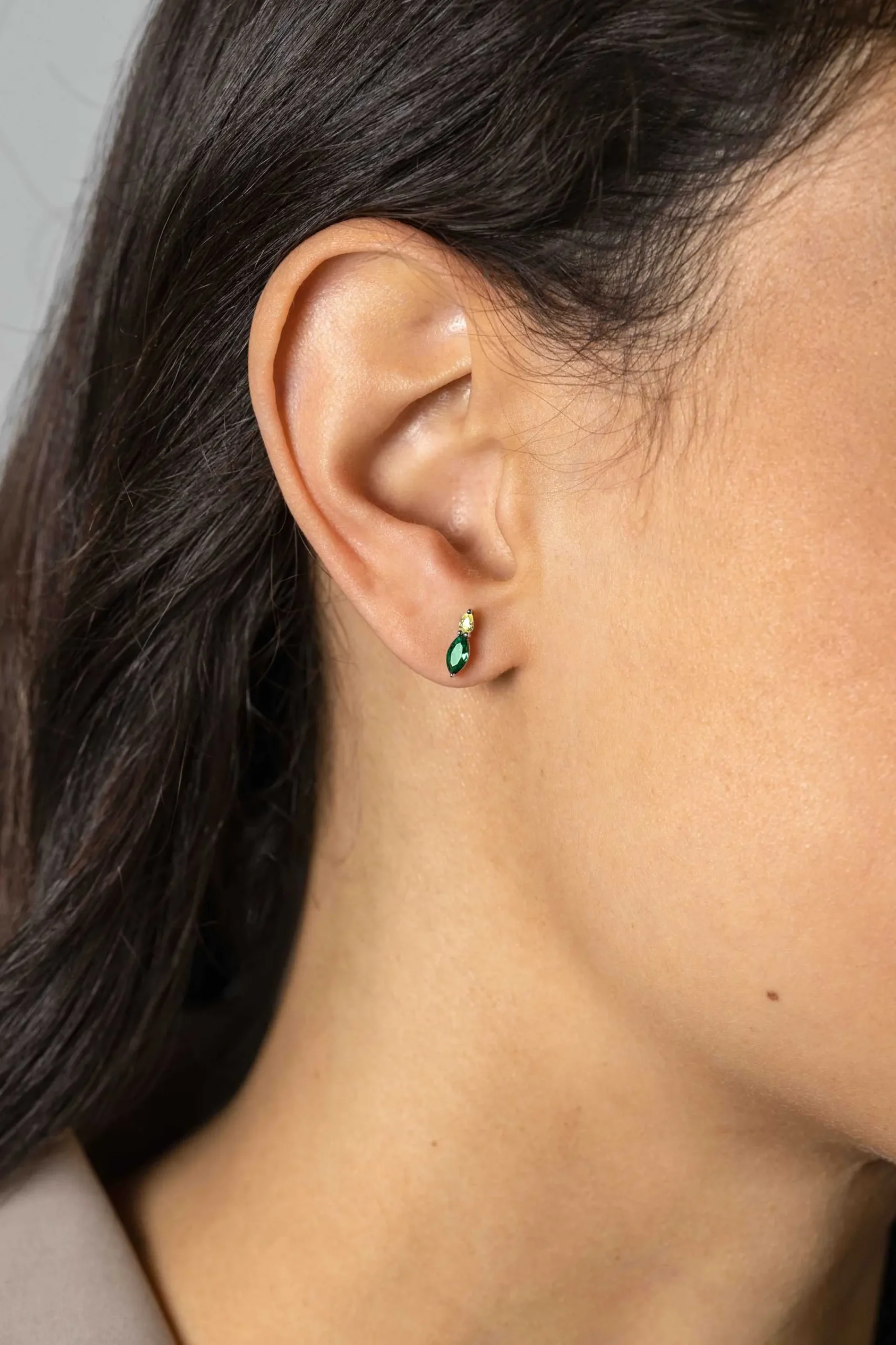 Hot Zinzi 10mm zilveren oorknopjes bezet met ovale zirconia's in groen geel ZIO2499