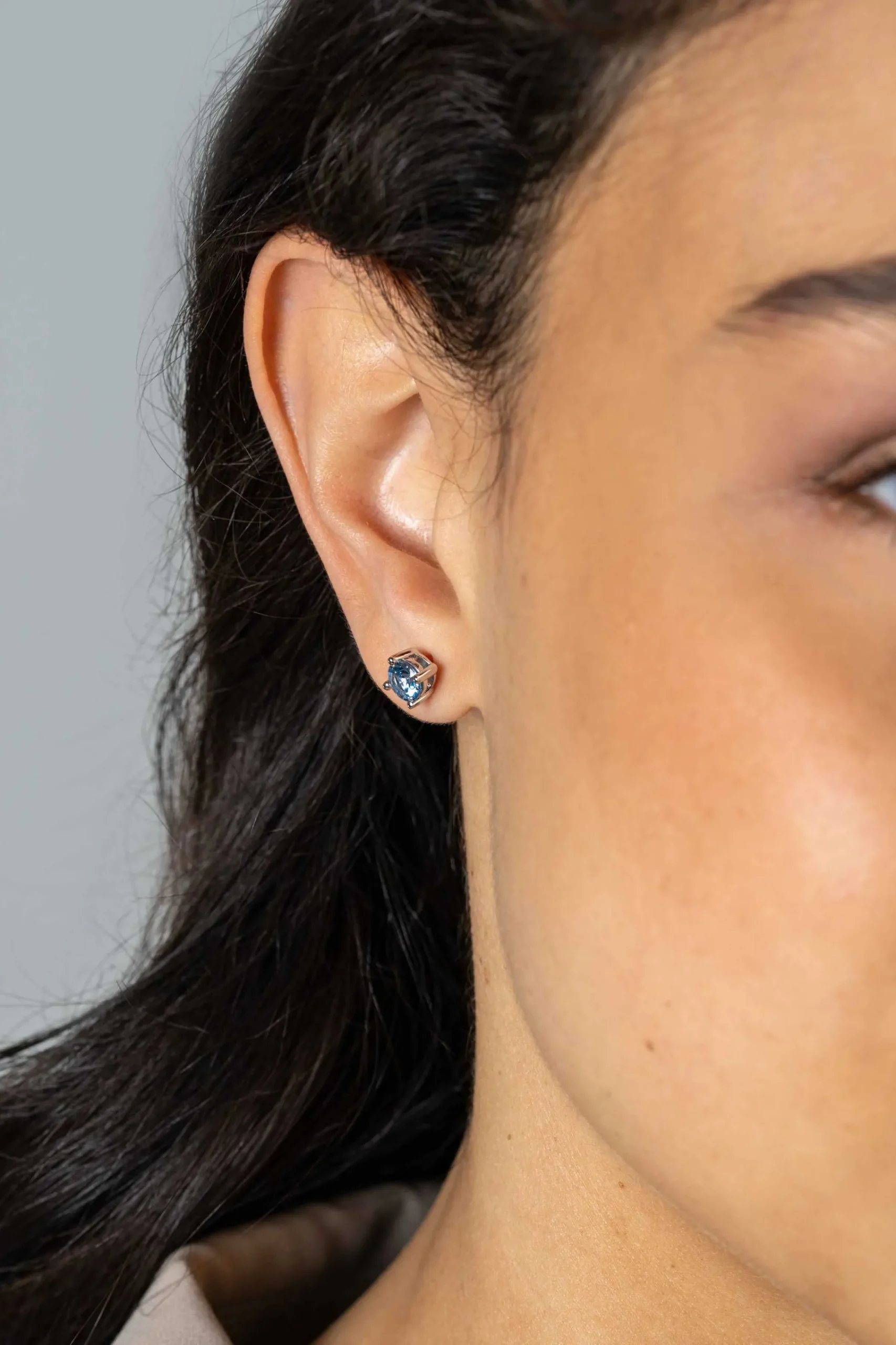 Sale Zinzi 6mm zilveren oorknoppen ronde lichtblauwe kleursteen chatonzetting ZIO1383B