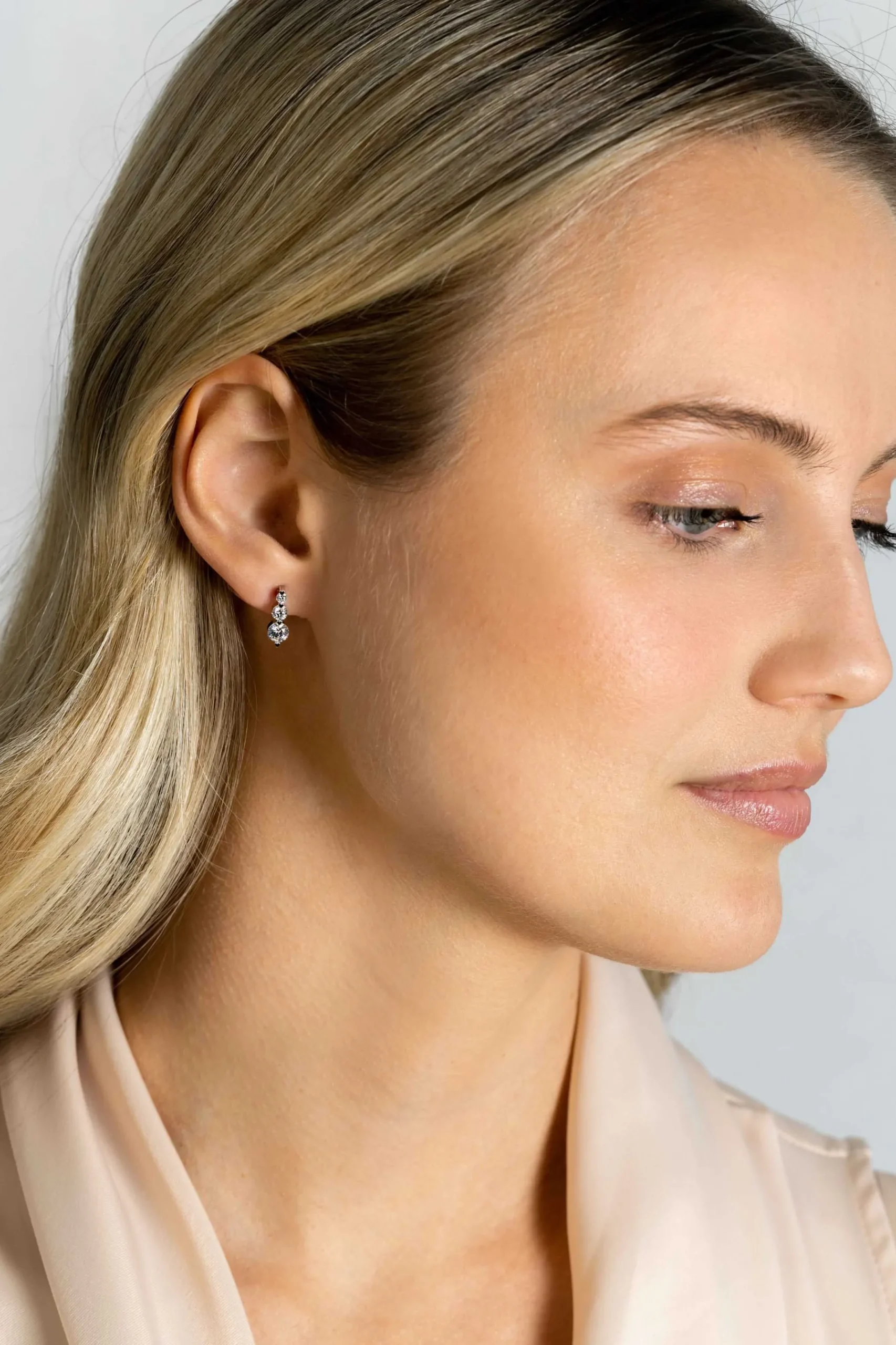 Outlet Zinzi 11mm zilveren oorknopjes, bezet met drie ronde witte zirconia's in oplopend formaat ZIO2439