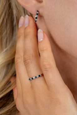 Discount Zinzi 12mm zilveren oorringen bezet met witte en zwarte zirkonia's 2mm buisdikte met luxe klapsluiting ZIO2559Z