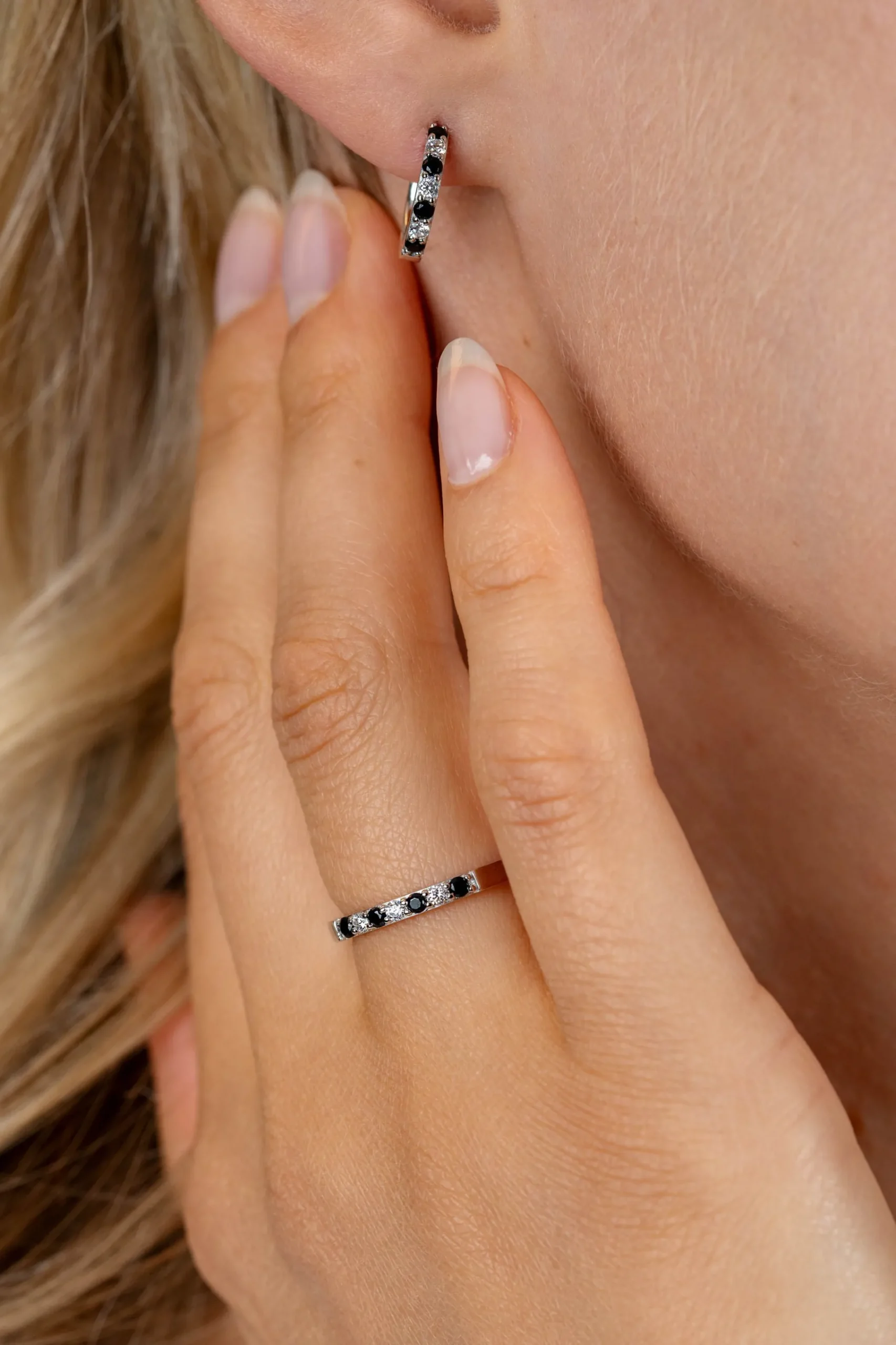 Discount Zinzi 12mm zilveren oorringen bezet met witte en zwarte zirkonia's 2mm buisdikte met luxe klapsluiting ZIO2559Z