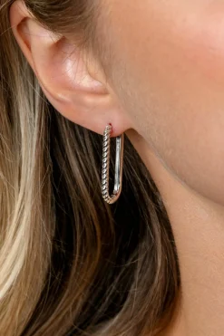 Discount Zinzi 28mm zilveren oorringen in ovale vorm met gedraaide buis en luxe klapsluiting ZIO2693