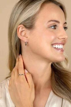 Best Zinzi 15mm zilveren oorringen met bamboo uitstraling, bezet met witte zirkonia's en luxe klapsluiting ZIO2687