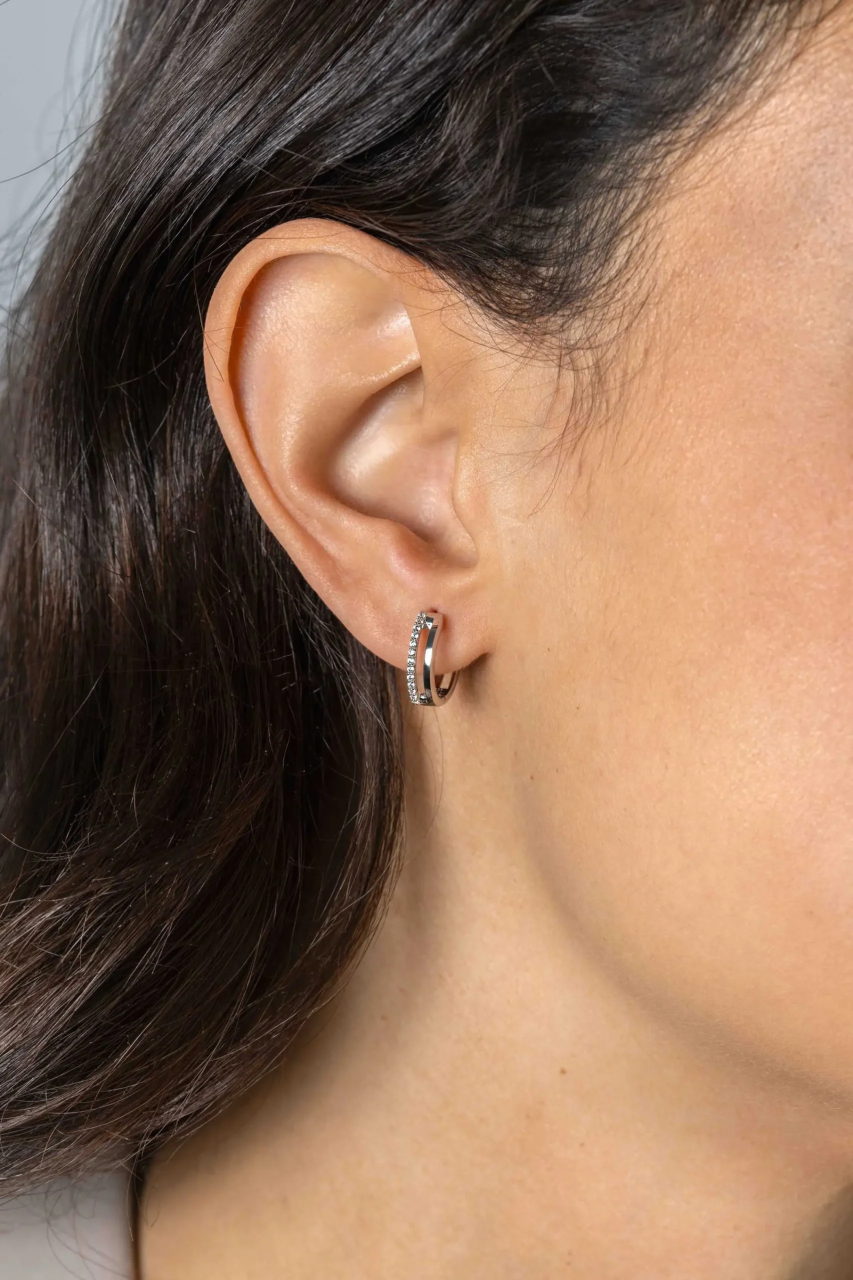 Clearance Zinzi 14mm zilveren oorringen met een multi-look uitstraling, bezet met witte zirconia's, met luxe klapsluiting 14x3mm ZIO2452