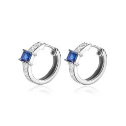 Online Zinzi 16mm zilveren oorringen, bezet met vierkant geslepen saffierblauwe kleursteen en witte zirconia's. Met luxe scharniersluiting 16x3mm ZIO2453