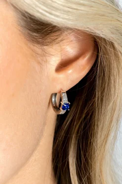 Online Zinzi 16mm zilveren oorringen, bezet met vierkant geslepen saffierblauwe kleursteen en witte zirconia's. Met luxe scharniersluiting 16x3mm ZIO2453