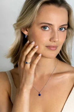 Online Zinzi 16mm zilveren oorringen, bezet met vierkant geslepen saffierblauwe kleursteen en witte zirconia's. Met luxe scharniersluiting 16x3mm ZIO2453