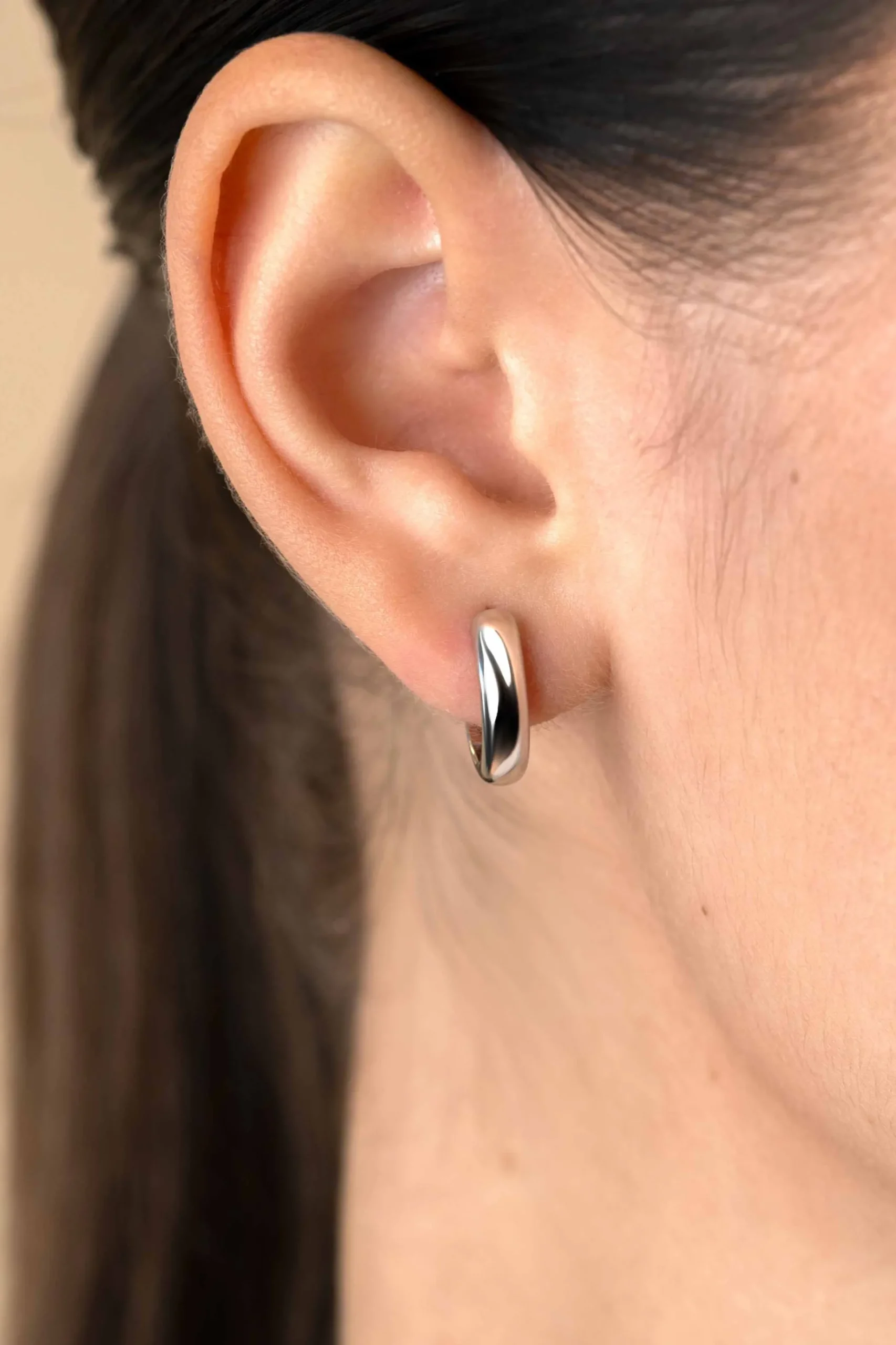 Discount Zinzi 15mm zilveren oorringen met gladde ronde buis van 4mm breed en luxe klapsluiting ZIO2565