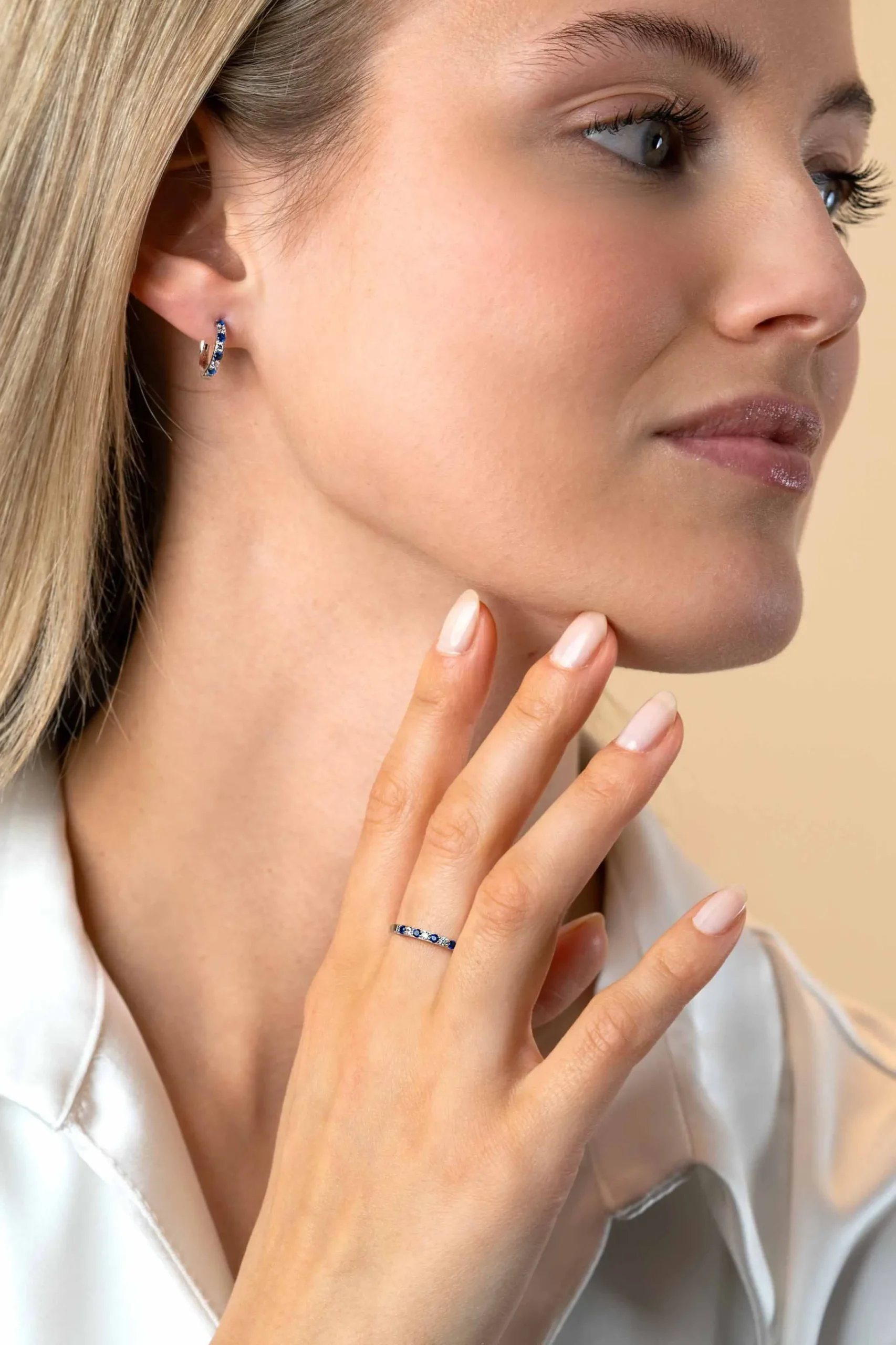 Zinzi 12mm zilveren oorringen bezet met ronde witte zirconia's en donkerblauwe kleurstenen 2mm buisdikte met luxe klapsluiting ZIO2559