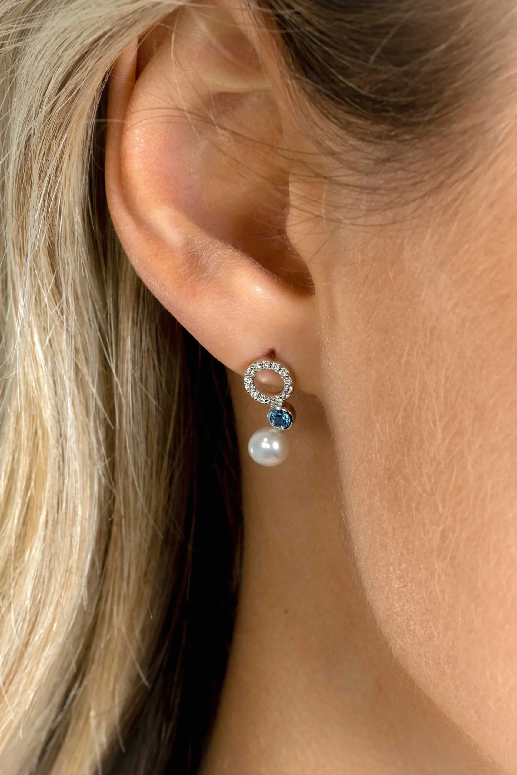 Clearance Zinzi 15mm zilveren oorstekers met witte parel, ronde lichtblauwe kleursteen en open rondje bezet met witte zirconia's ZIO2442