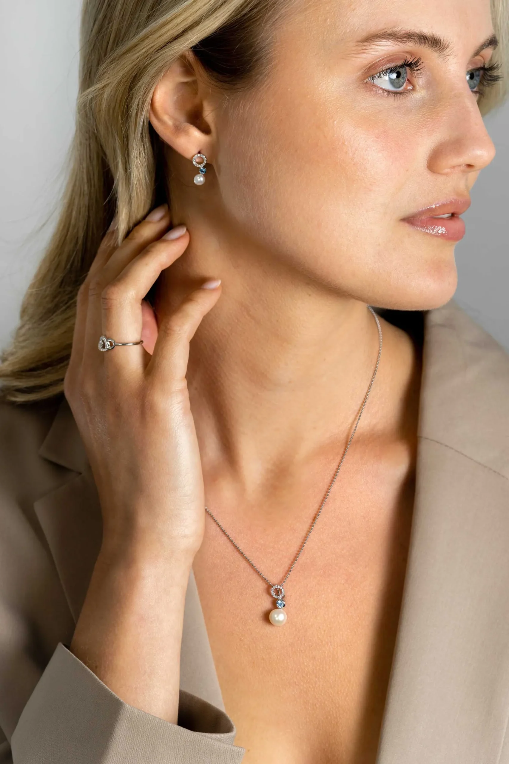 Clearance Zinzi 15mm zilveren oorstekers met witte parel, ronde lichtblauwe kleursteen en open rondje bezet met witte zirconia's ZIO2442