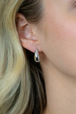 New Zinzi 17mm zilveren oorstekers in druppelvorm met golvende rij witte zirkonia's ZIO2707