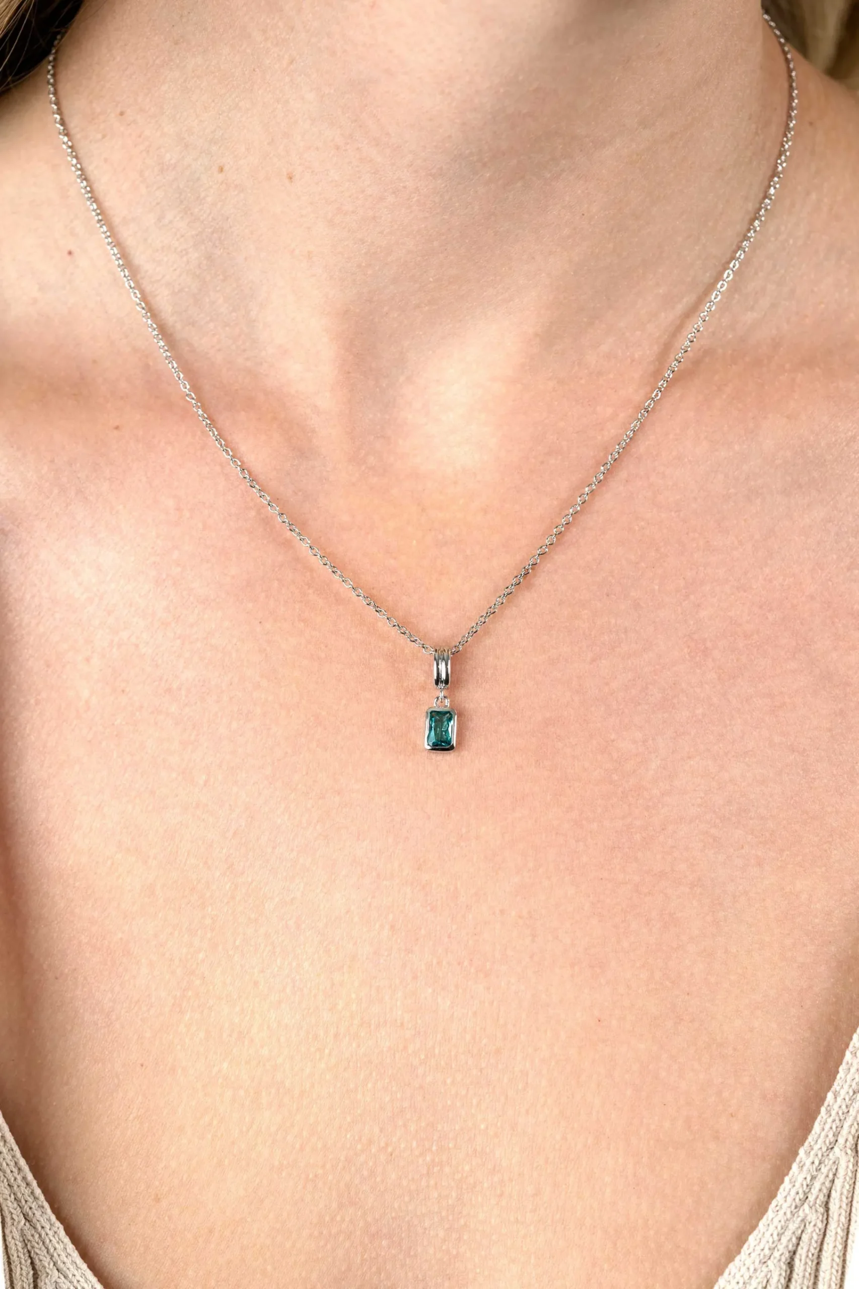 Best Zinzi 17mm zilveren rechthoekige hanger bezet met een petrol blauwe kleursteen ZIH2614 (zonder collier)