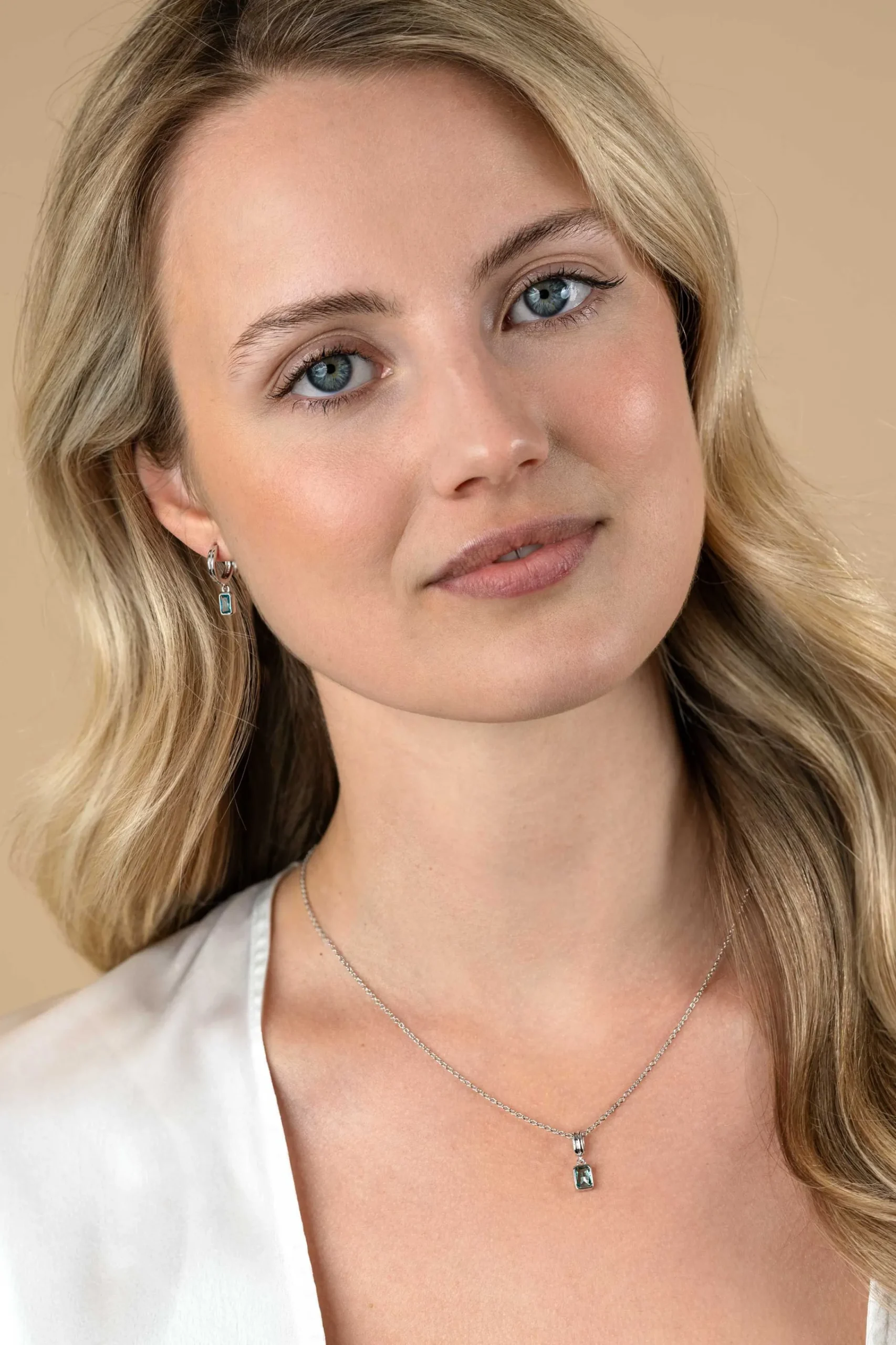 Best Zinzi 17mm zilveren rechthoekige hanger bezet met een petrol blauwe kleursteen ZIH2614 (zonder collier)