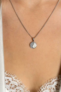 Hot Zinzi 18mm zilveren Yin Yang hanger rond, bezet met parelmoer en witte zirconia's. Yin Yang staat symbool voor: balans, harmonie, dynamiek en verbondenheid ZIH2423 (zonder collier)