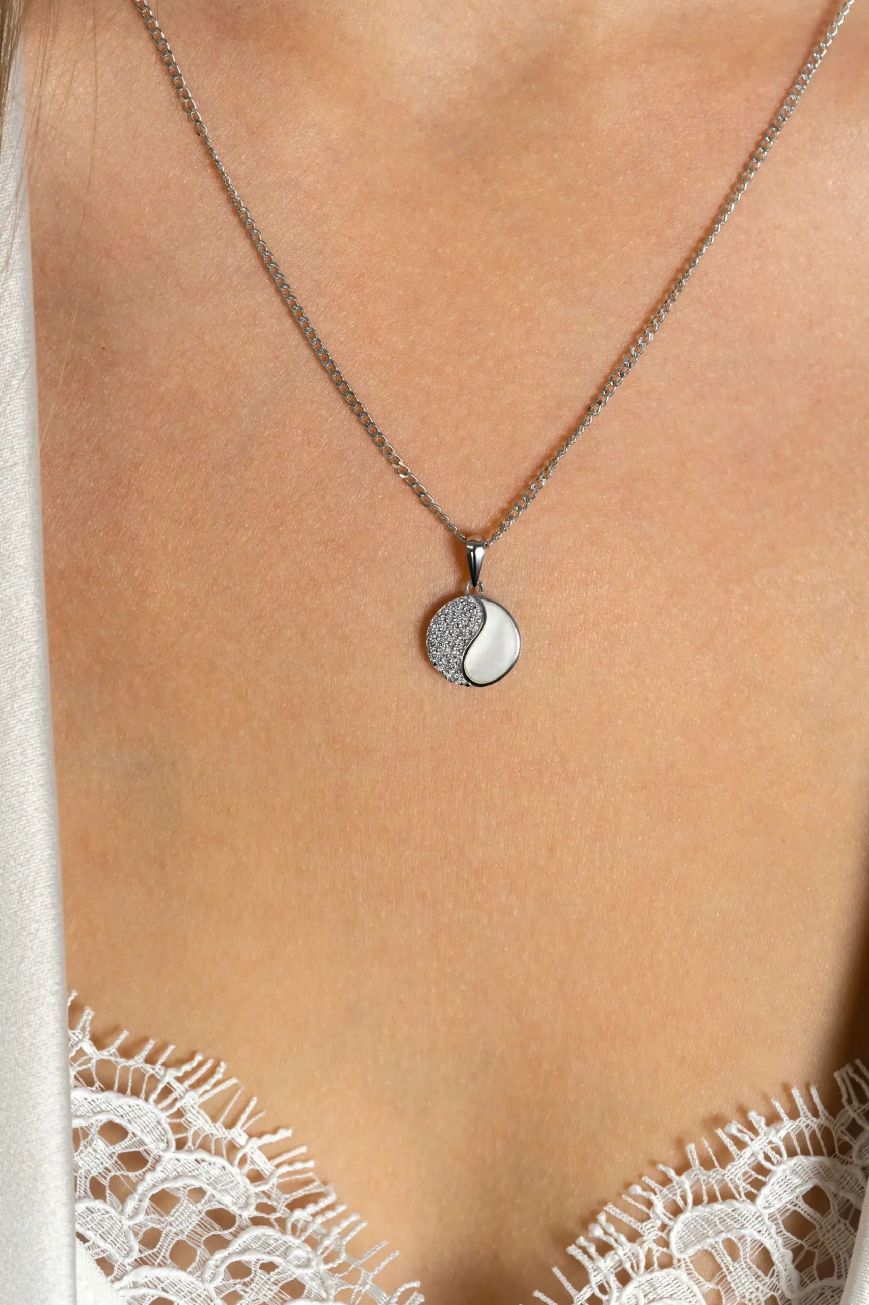 Hot Zinzi 18mm zilveren Yin Yang hanger rond, bezet met parelmoer en witte zirconia's. Yin Yang staat symbool voor: balans, harmonie, dynamiek en verbondenheid ZIH2423 (zonder collier)