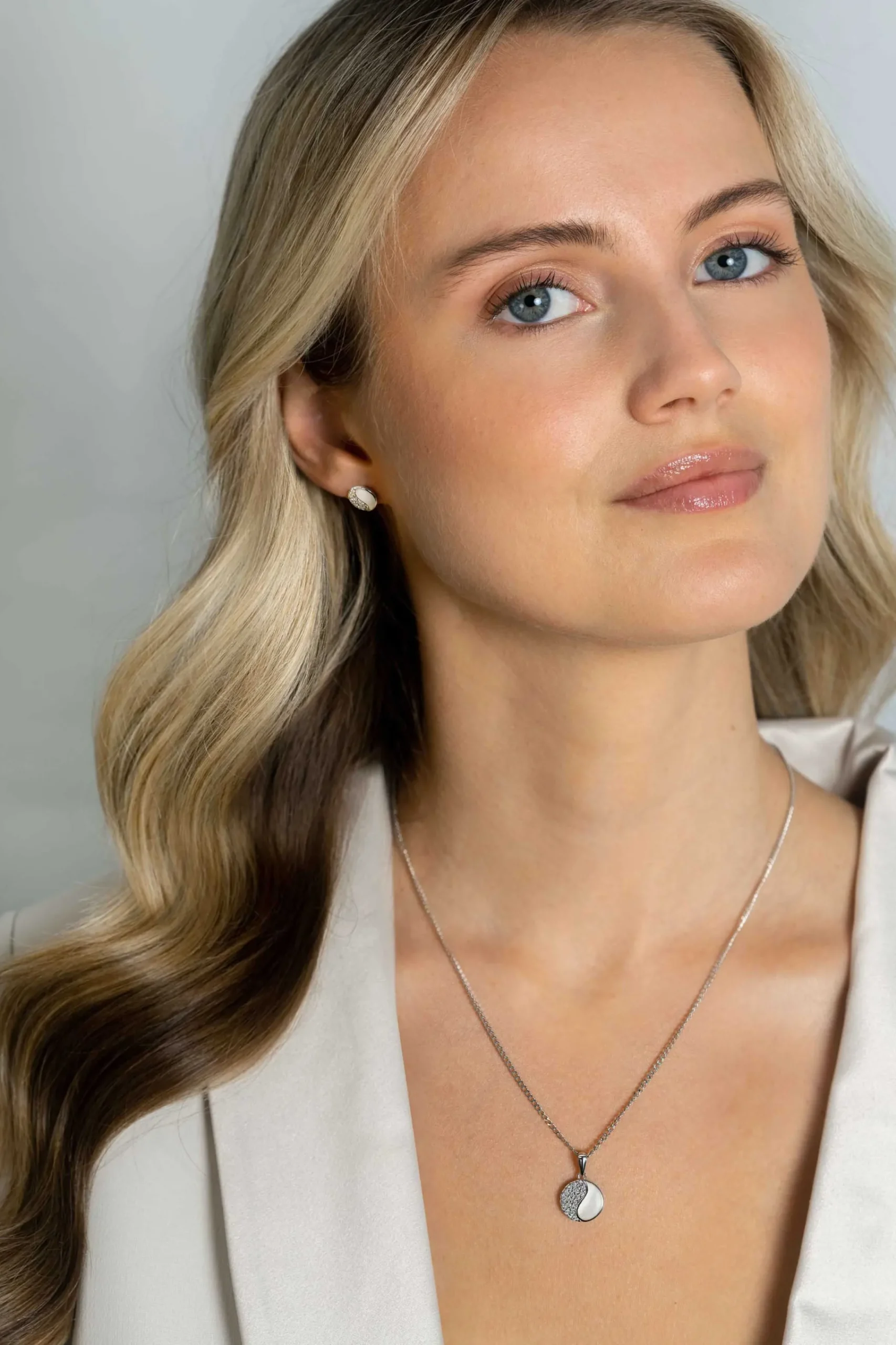 Hot Zinzi 18mm zilveren Yin Yang hanger rond, bezet met parelmoer en witte zirconia's. Yin Yang staat symbool voor: balans, harmonie, dynamiek en verbondenheid ZIH2423 (zonder collier)