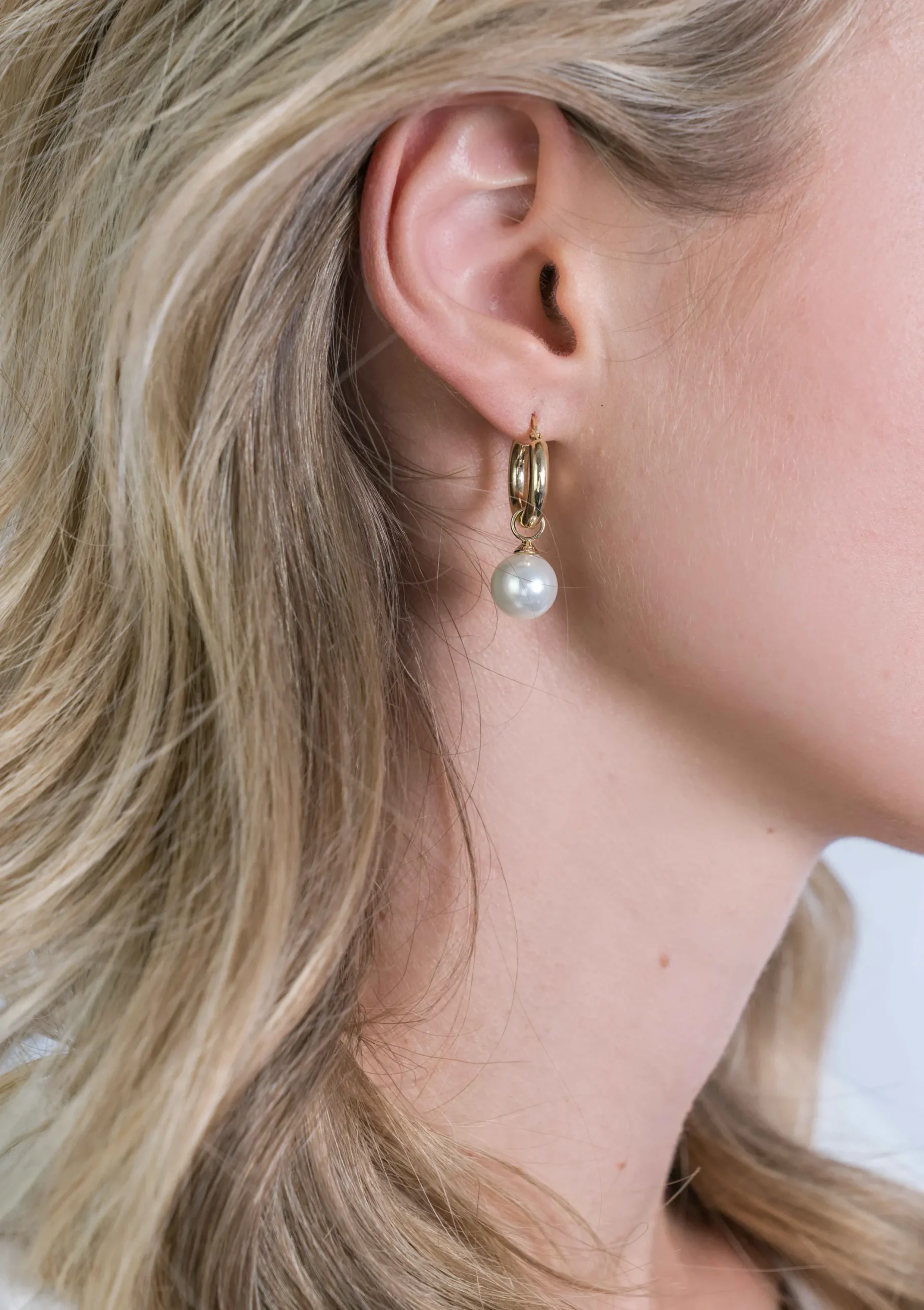 Hot Zinzi Gold 14 karaat gouden oorbedels parel wit 8mm ZGCH144 (zonder oorringen)