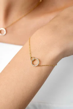 Hot Zinzi Gold 14 krt gouden armband met twee open rondjes, mooi met elkaar verbonden. Het groter rondje (11mm) is bezet met witte zirconia's 16,5-19,5cm ZGA460
