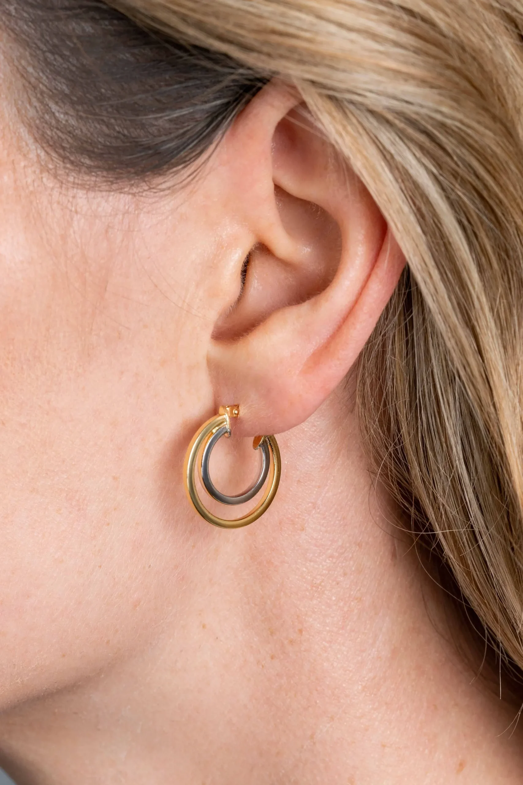 Outlet Zinzi Gold 14 krt gouden bicolor oorringen 18mm, met multi-look uitstraling. Met een vierkante buis van 1,5mm breed ZGO335