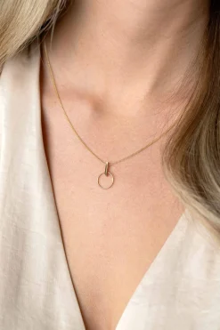 Online Zinzi Gold 14 krt gouden hanger 18mm met open ronde vorm en trendy staafje als hangoog ZGH404 (zonder collier)
