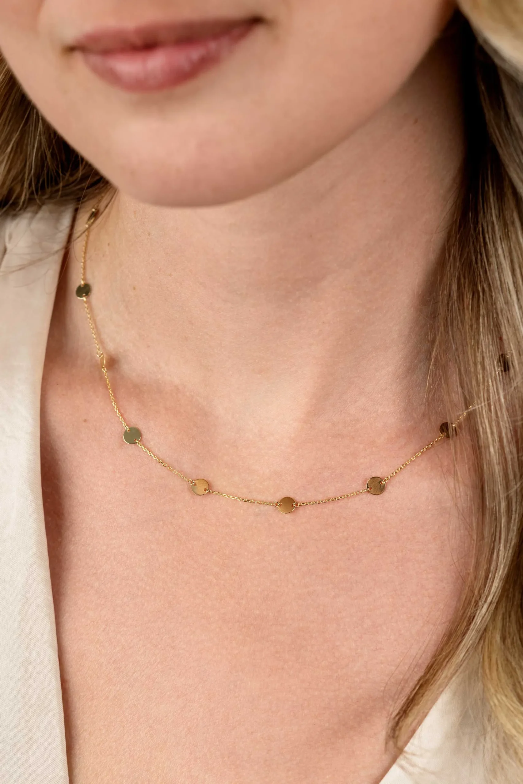 Hot Zinzi Gold 14 krt gouden ketting met subtiele jasseron schakels en negen ronde gladde plaatjes 5mm breed 42-45cm ZGC503