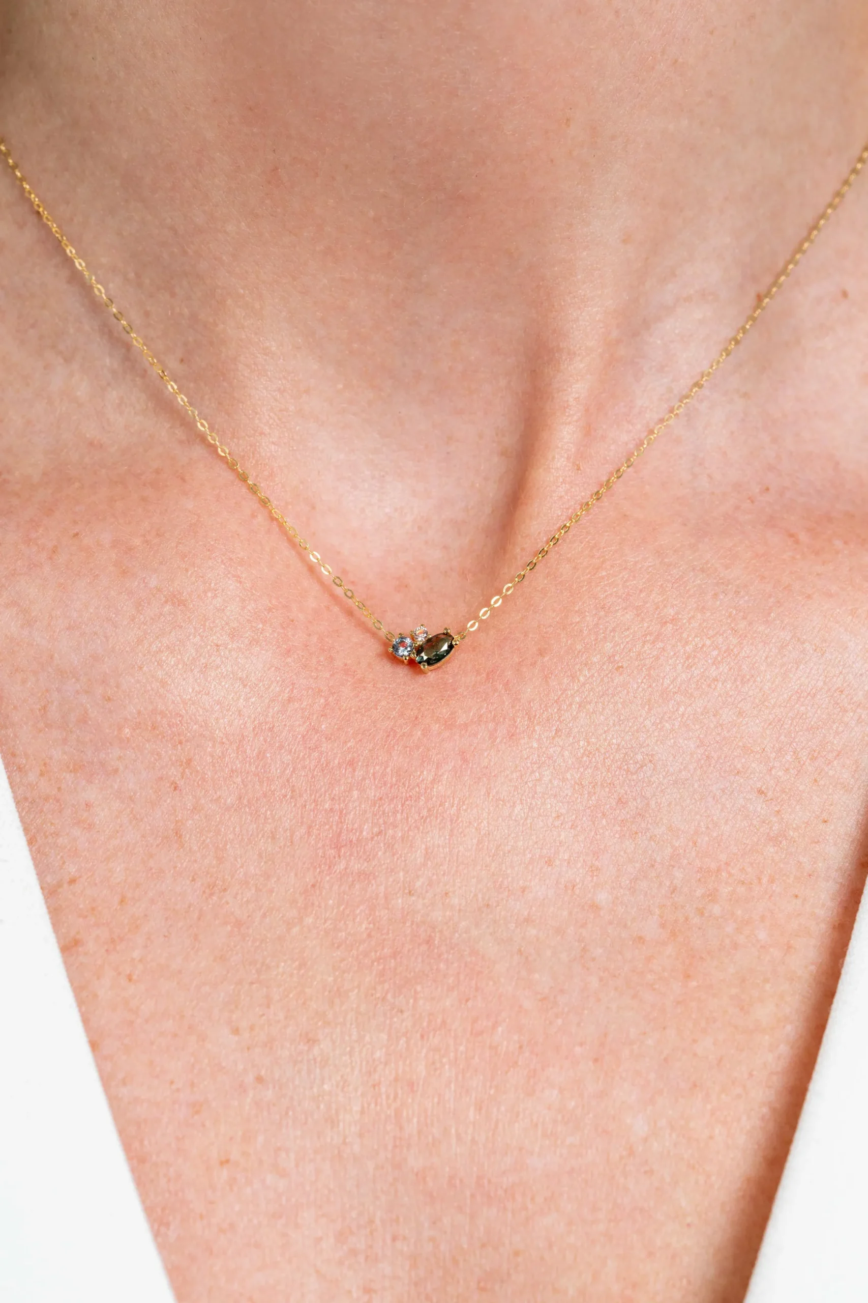 Zinzi Gold 14 krt gouden ketting 45cm, in het midden bezet met fijne groene, blauwe en champagne zirconia's ZGC379