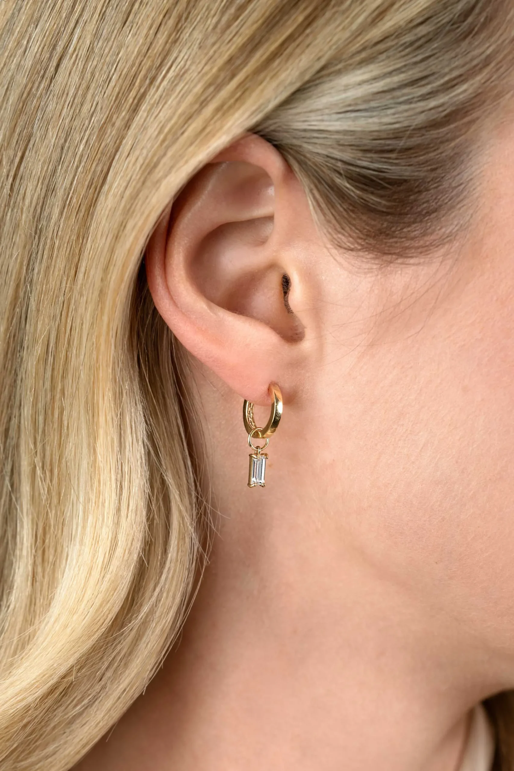 Hot Zinzi Gold 14 krt gouden oorbedels bezet met baquette geslepen witte zirconia 7mm in chatonzetting ZGCH424 (zonder oorringen)