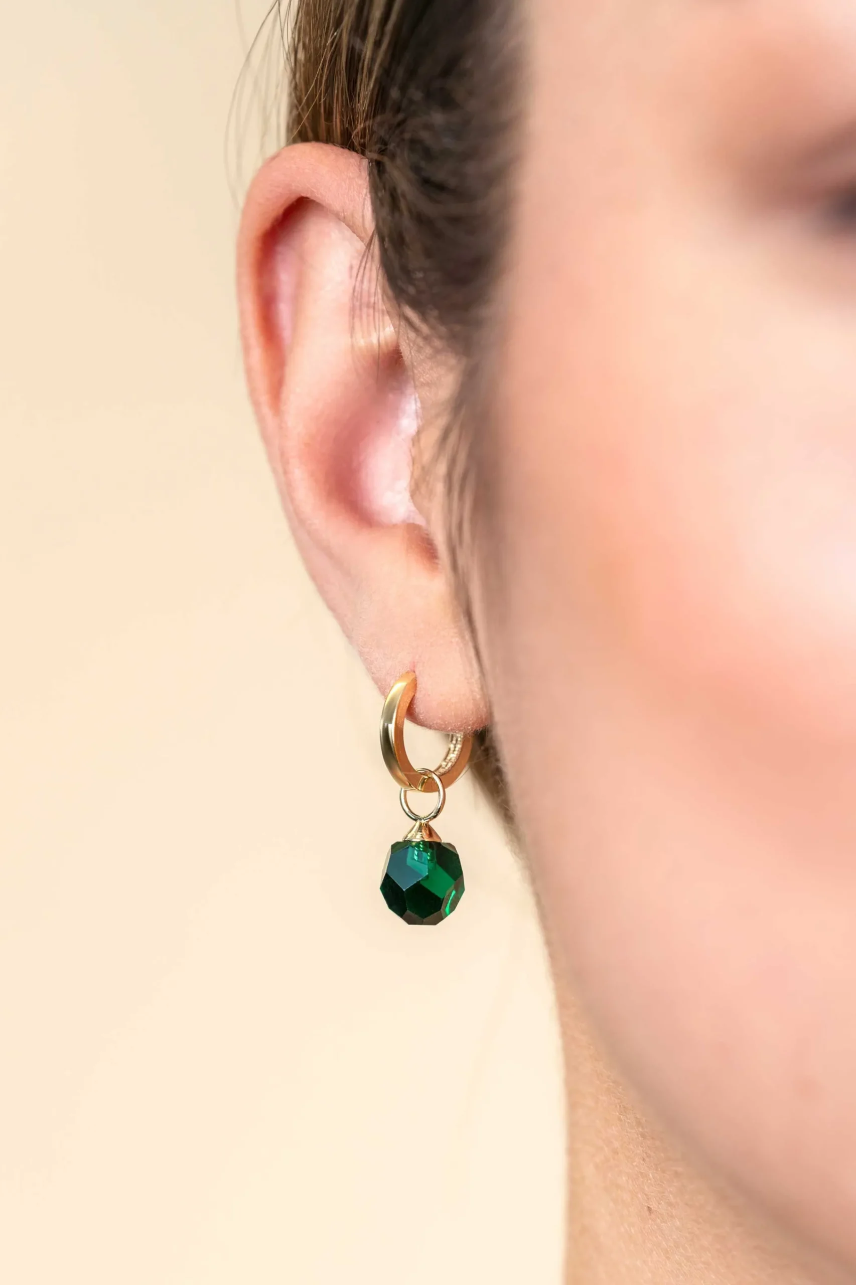 Clearance Zinzi Gold 14 krt gouden oorbedels groene beads 8mm ZGCH144G (zonder oorringen)