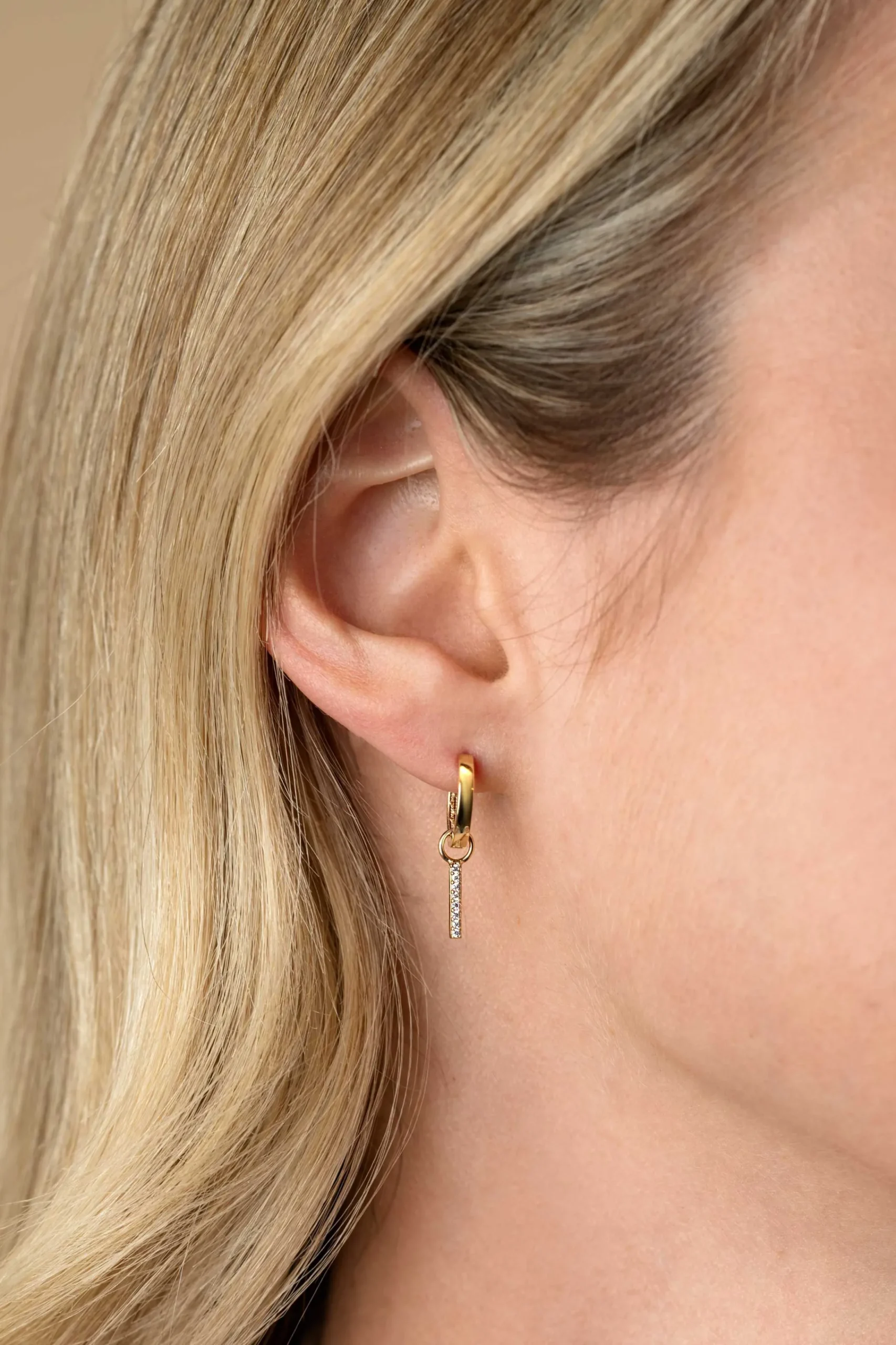 Zinzi Gold 14 krt gouden oorbedels staafje bezet met witte zirconia's 10mm ZGCH387 (zonder oorringen)